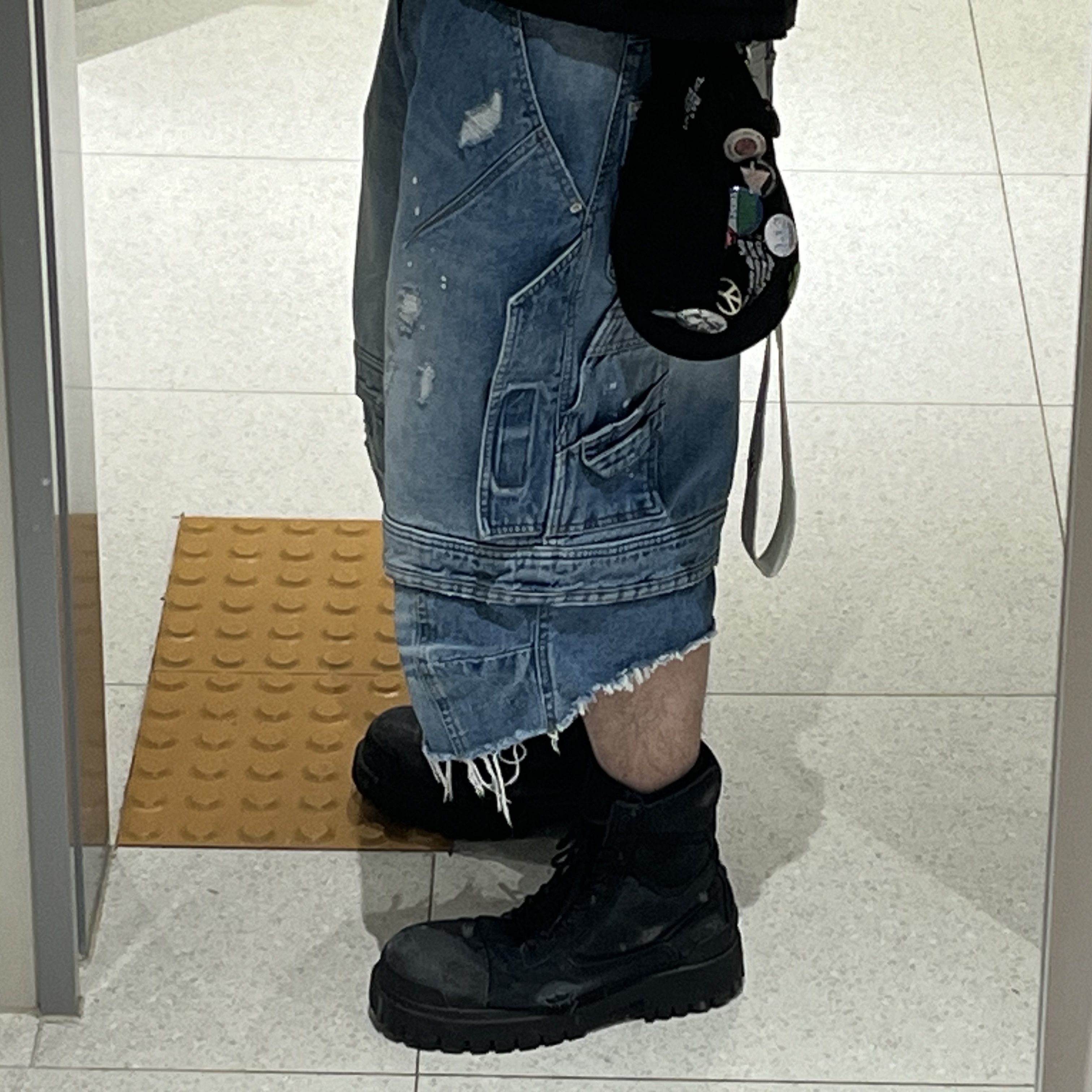 Balenciaga Combat Strike 20mm Boots Black, Farfromwhat Far Layered Work Shorts Pants Blue 착용 스타일 - 3