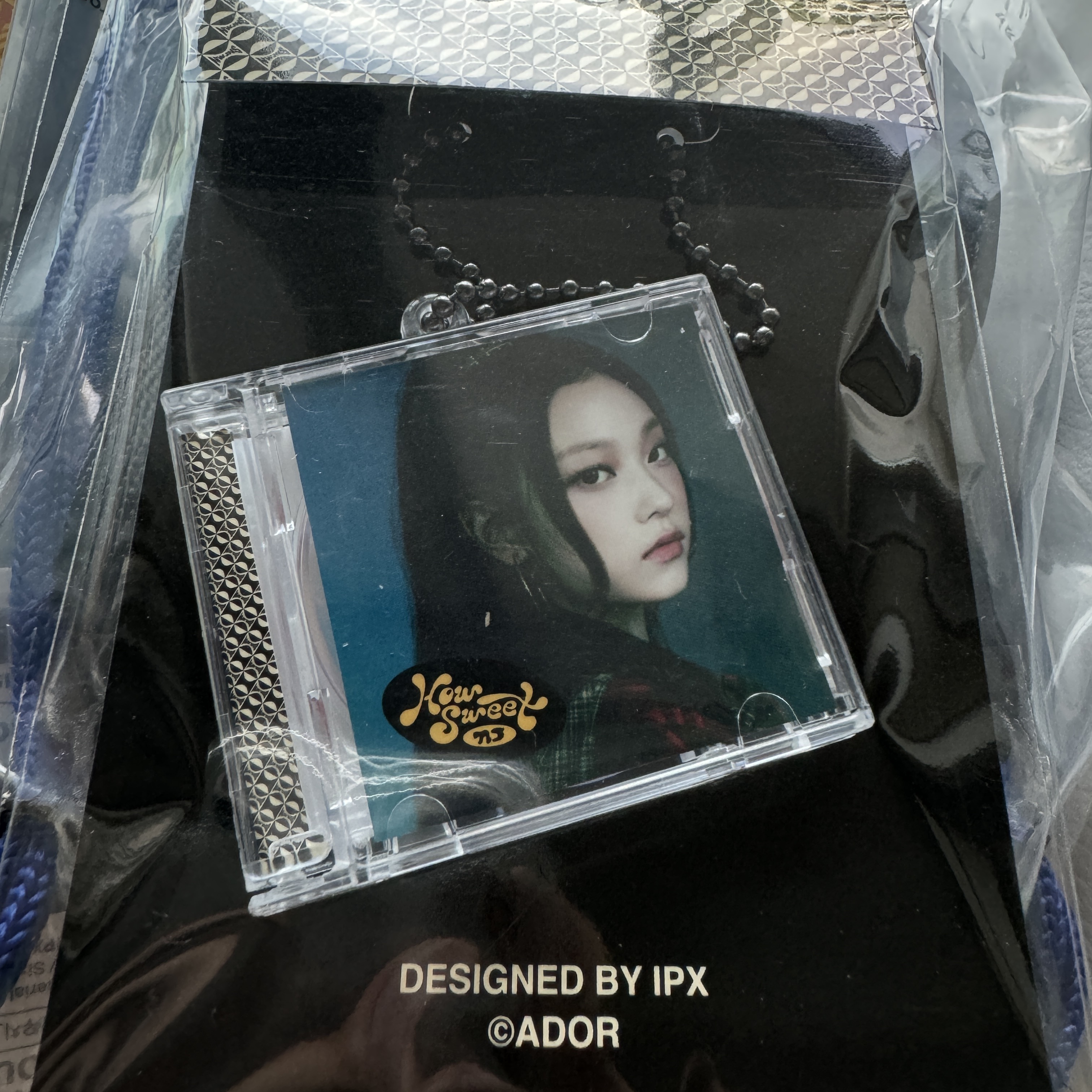 NewJeans How Sweet Mini CD Case Keyring Haerin 착용 스타일