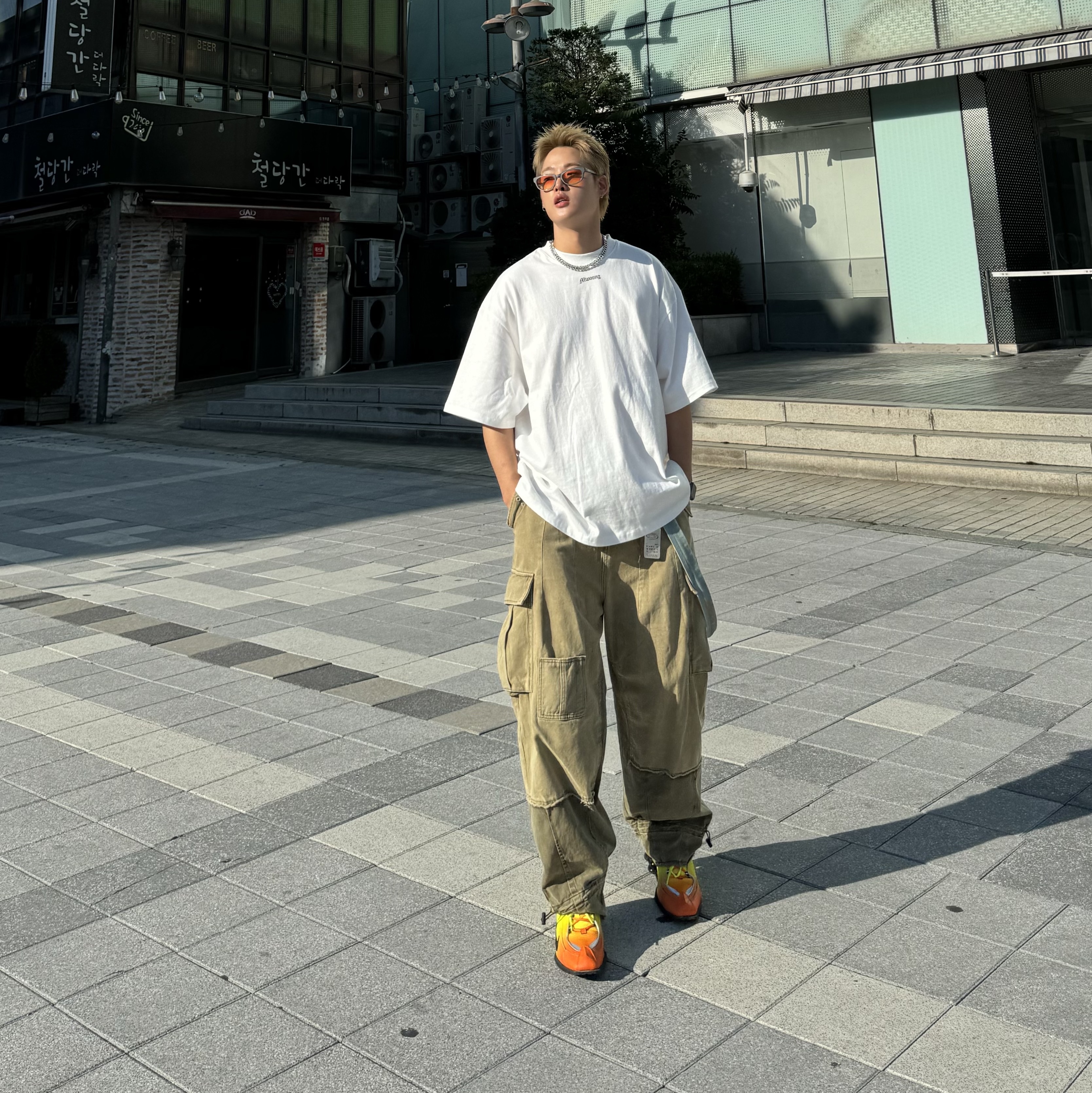 Nike x Martine Rose Shox MR4 Safety Orange 착용 스타일 - 1