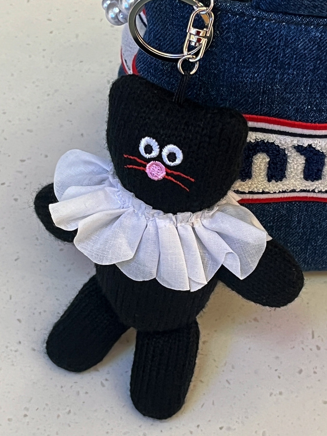 Monamhee Beulpingi Knitted Keyring Black, Miu Miu Denim Handbag with Embroidered Logo Blue 착용 스타일 - 2