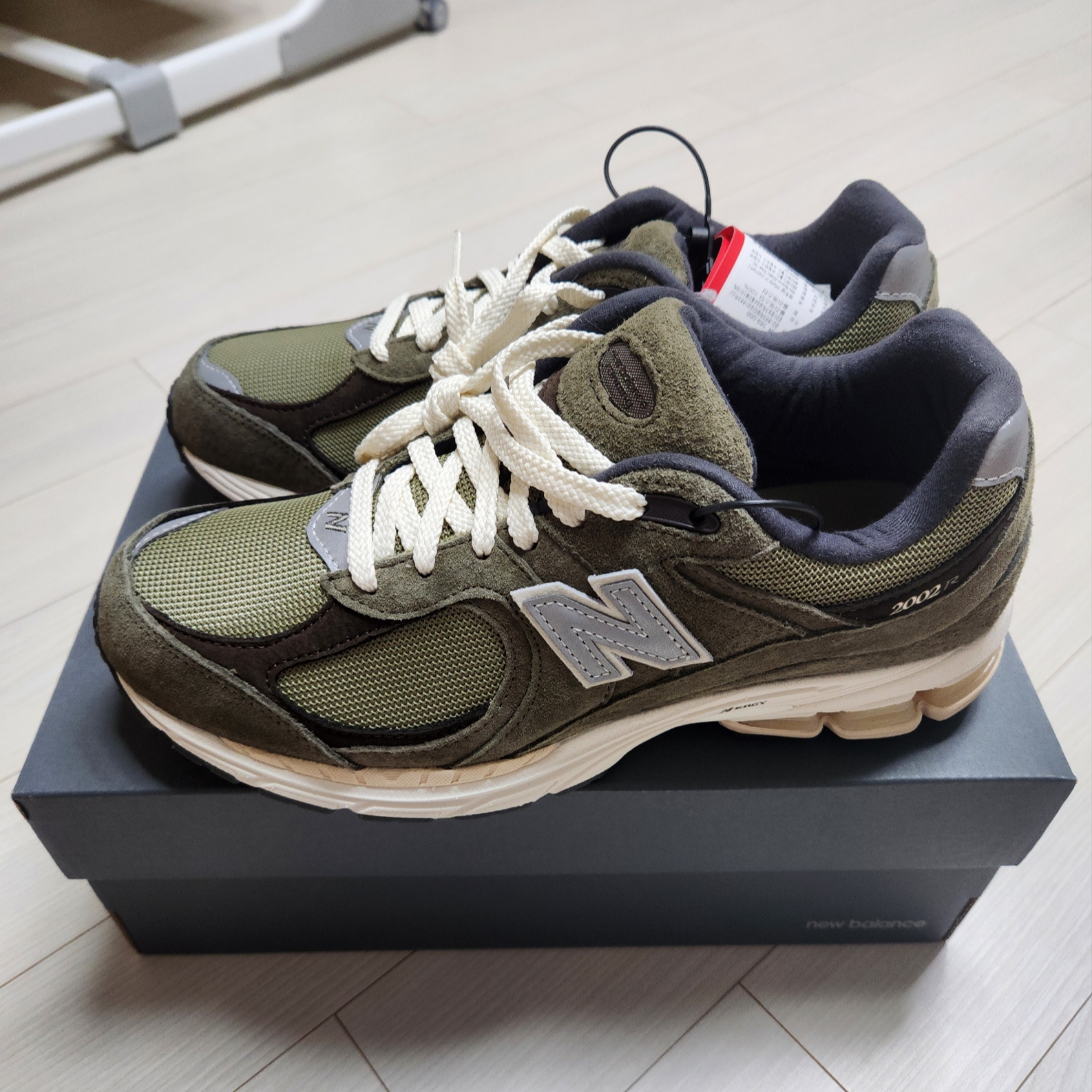 New Balance 2002R Special Vintage Khaki 착용 스타일