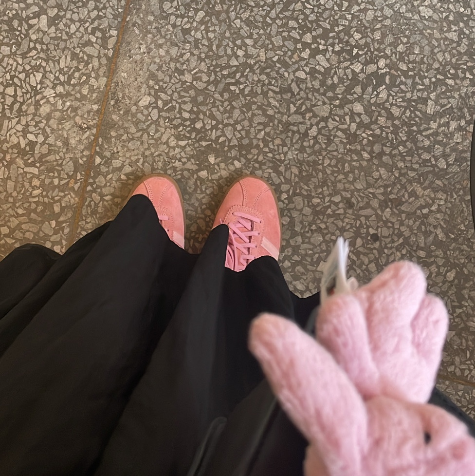 Adidas Bermuda Glow Pink 착용 스타일