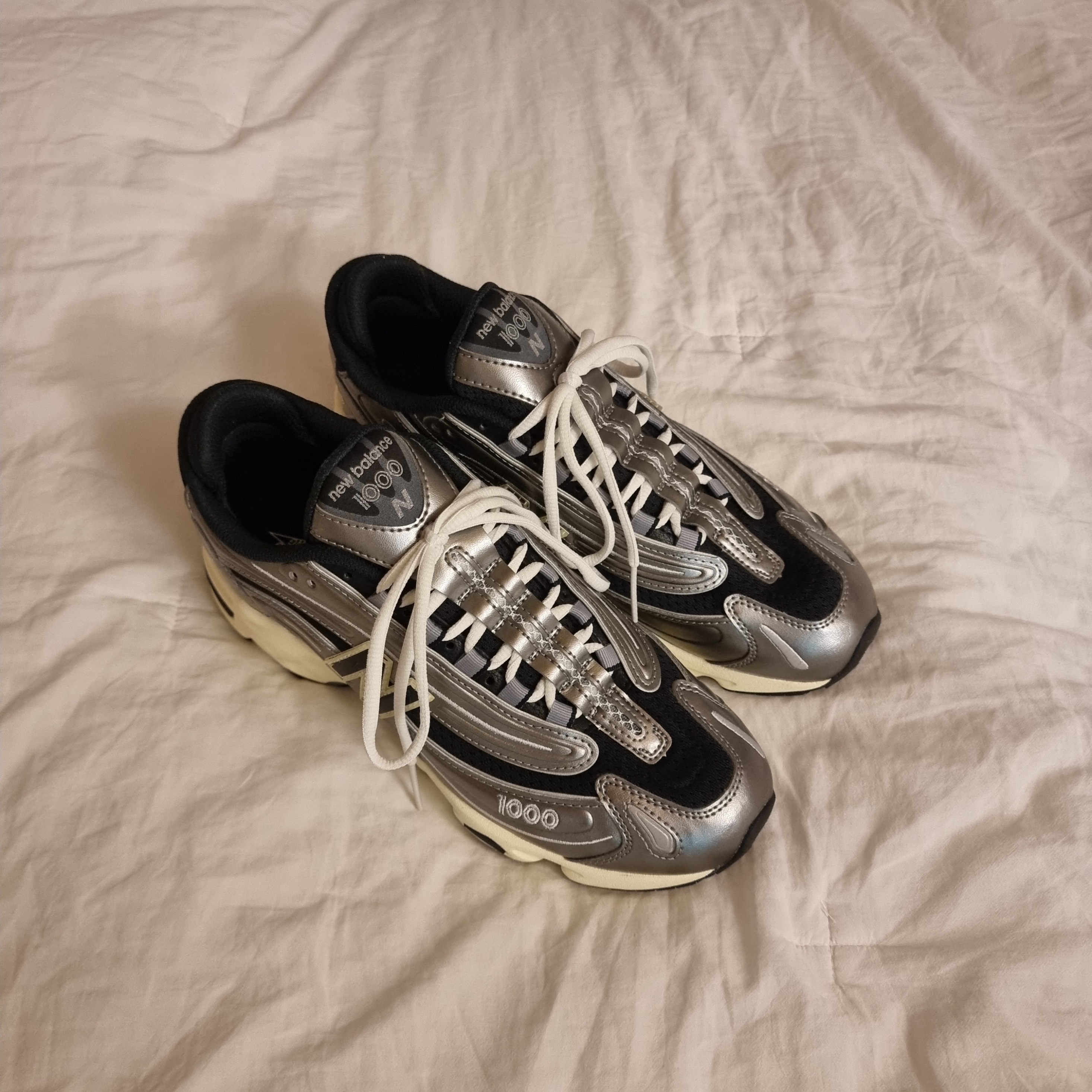 New Balance 1000 Silver Metallic Black 착용 스타일 - 2