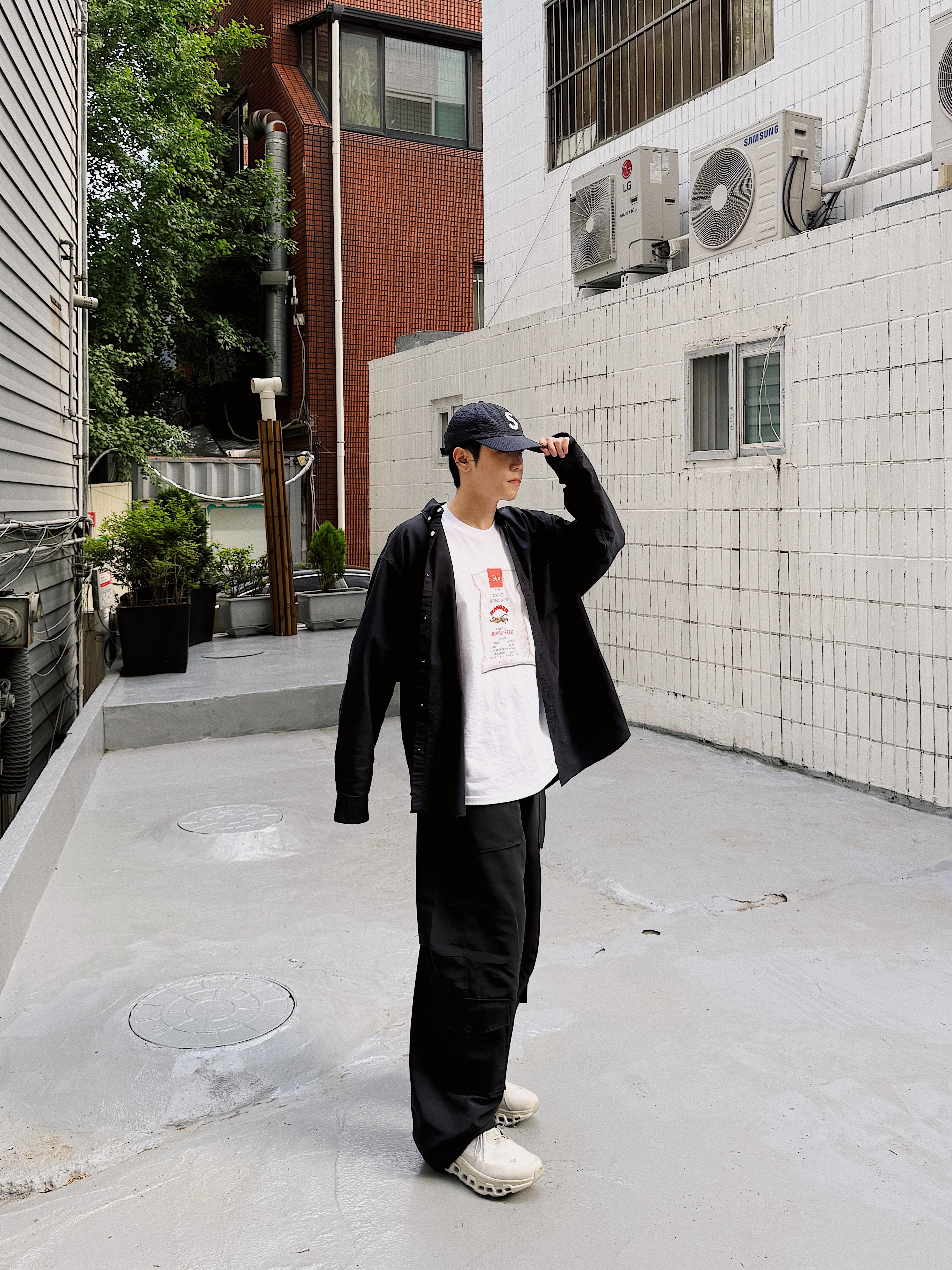 STU Women's Burlap Bag Printing Beads T-shirt White, Supreme Small Box Shirt Washed Black - 24SS 착용 스타일 - 2