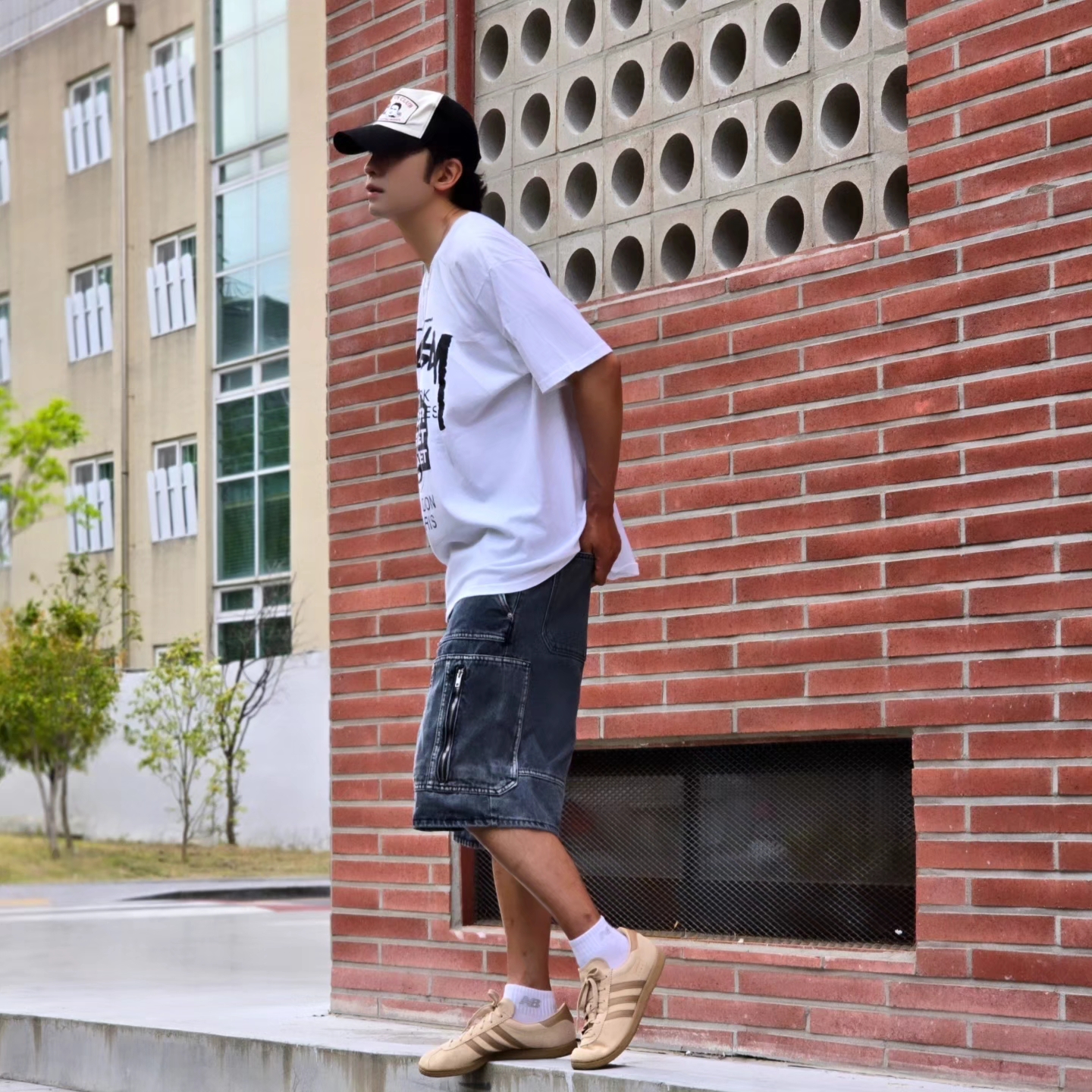 Stussy DSM World Tour T-Shirt White, Adidas Stadt Magic Beige 착용 스타일 - 3