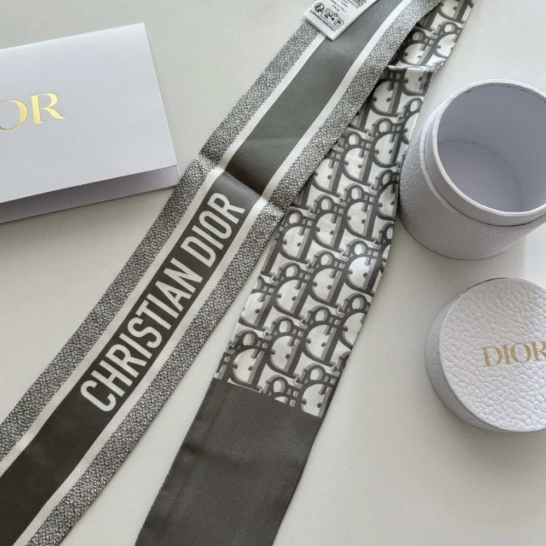 (W) Dior Oblique Mitzah Scarf Silk Twill Grey 착용 스타일