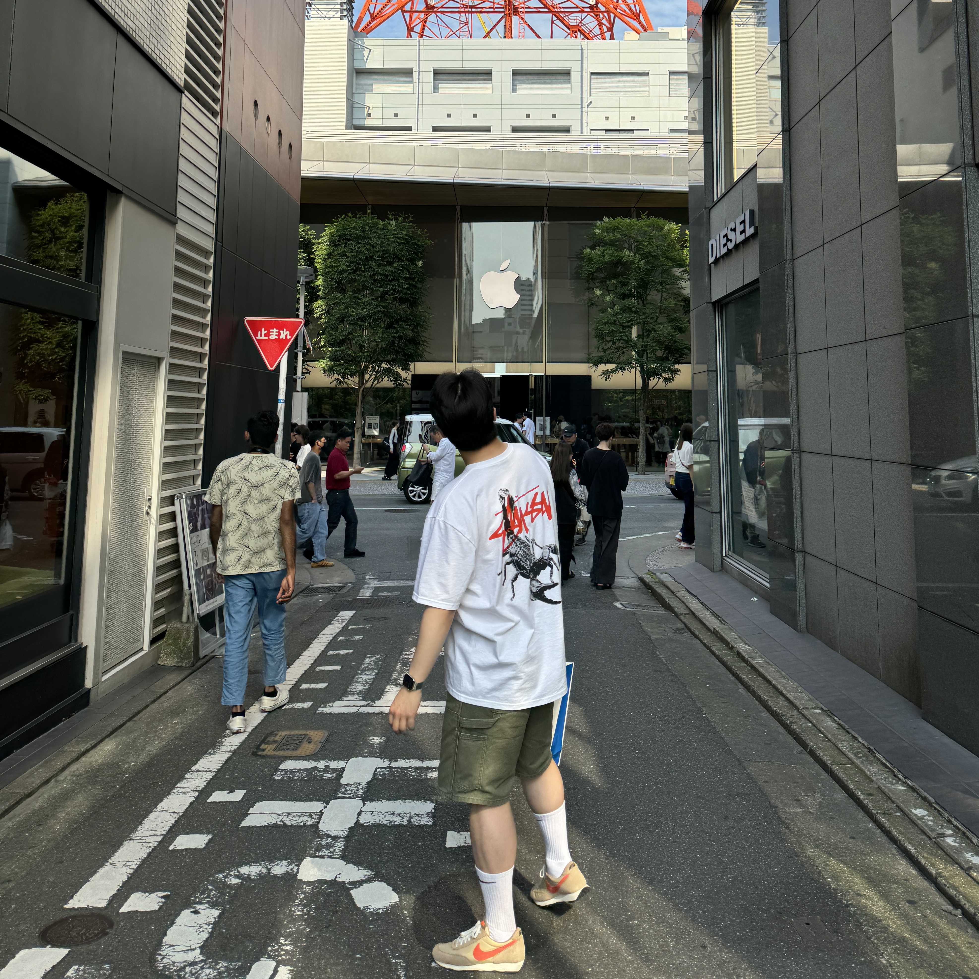 Stussy Scorpion T-Shirt White, Nike Daybreak SP Vegas Gold College Orange 착용 스타일 - 1