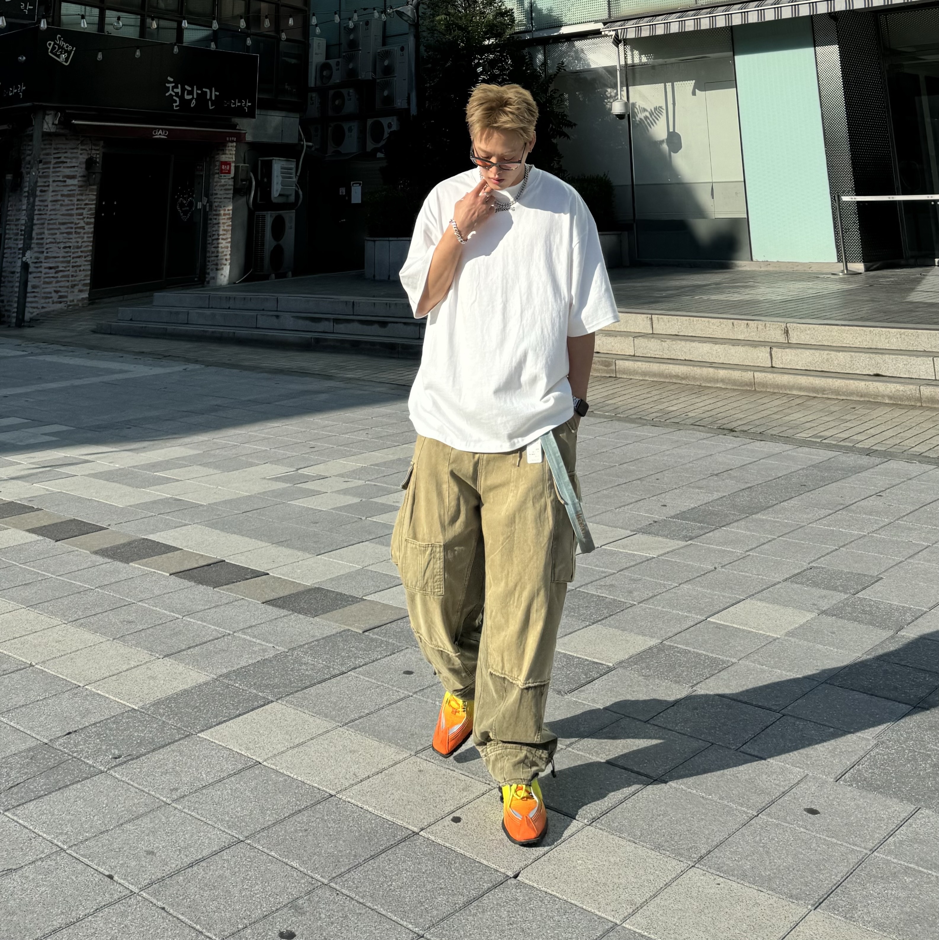Nike x Martine Rose Shox MR4 Safety Orange 착용 스타일 - 3
