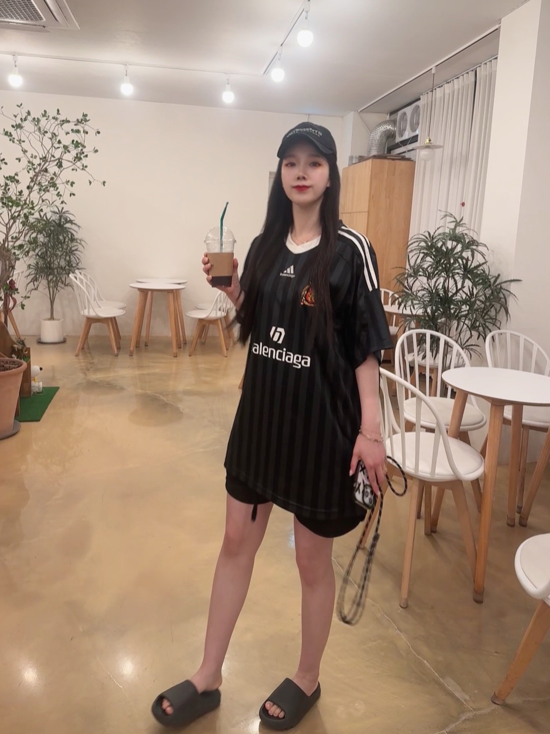 Balenciaga x Adidas Oversized Football T-Shirt Black, Adidas Yeezy Slide Onyx 착용 스타일