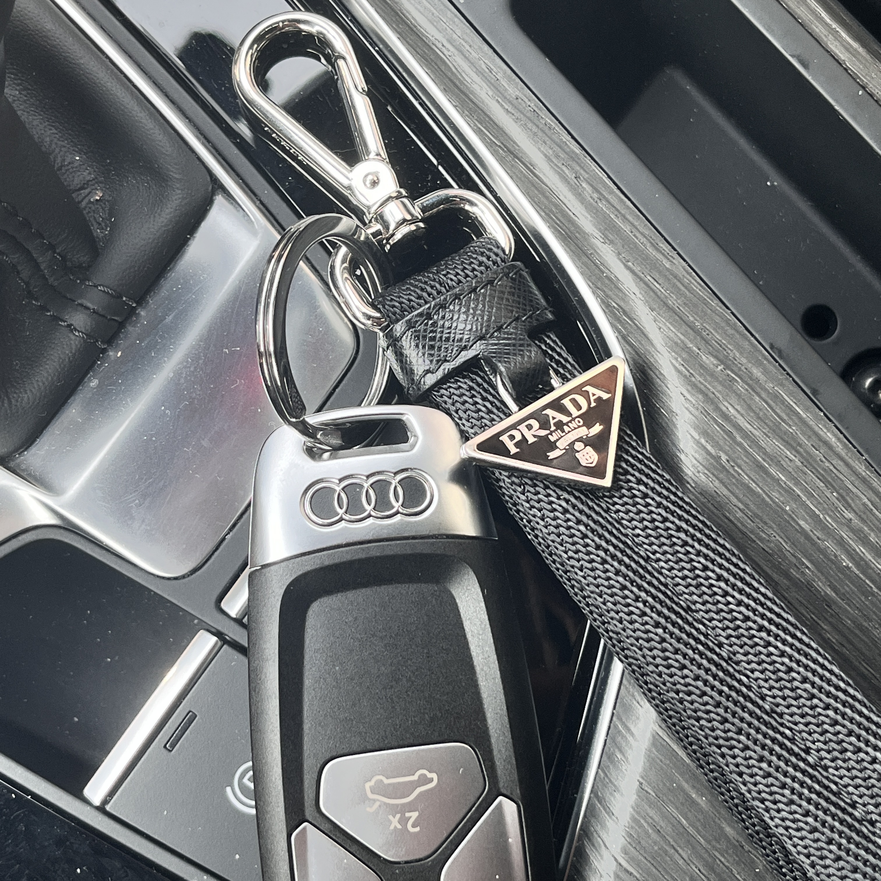 Prada Woven Triangle Logo Keychain Black 착용 스타일 - 3