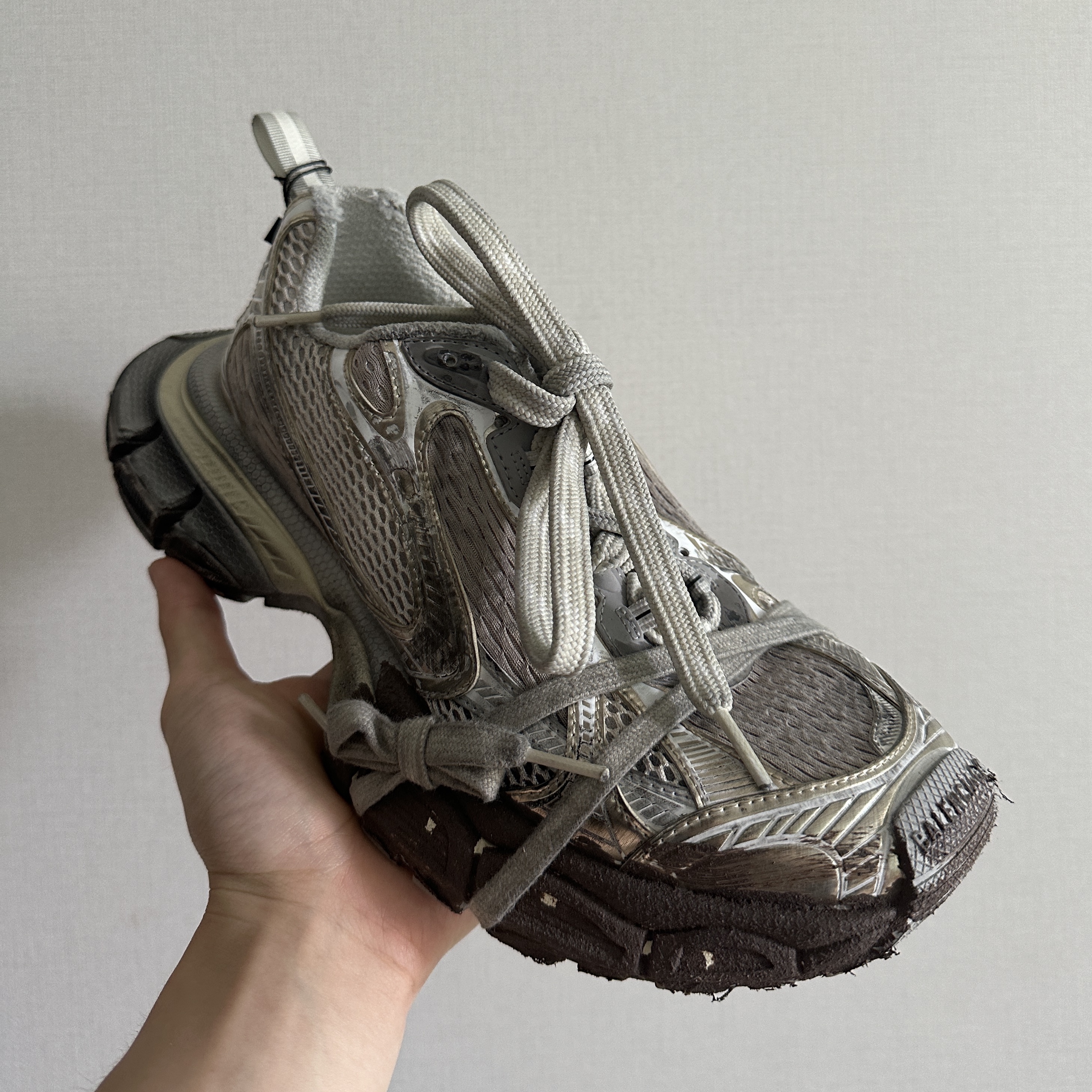 Balenciaga 3XL Sneakers Worn Out Light Beige 착용 스타일