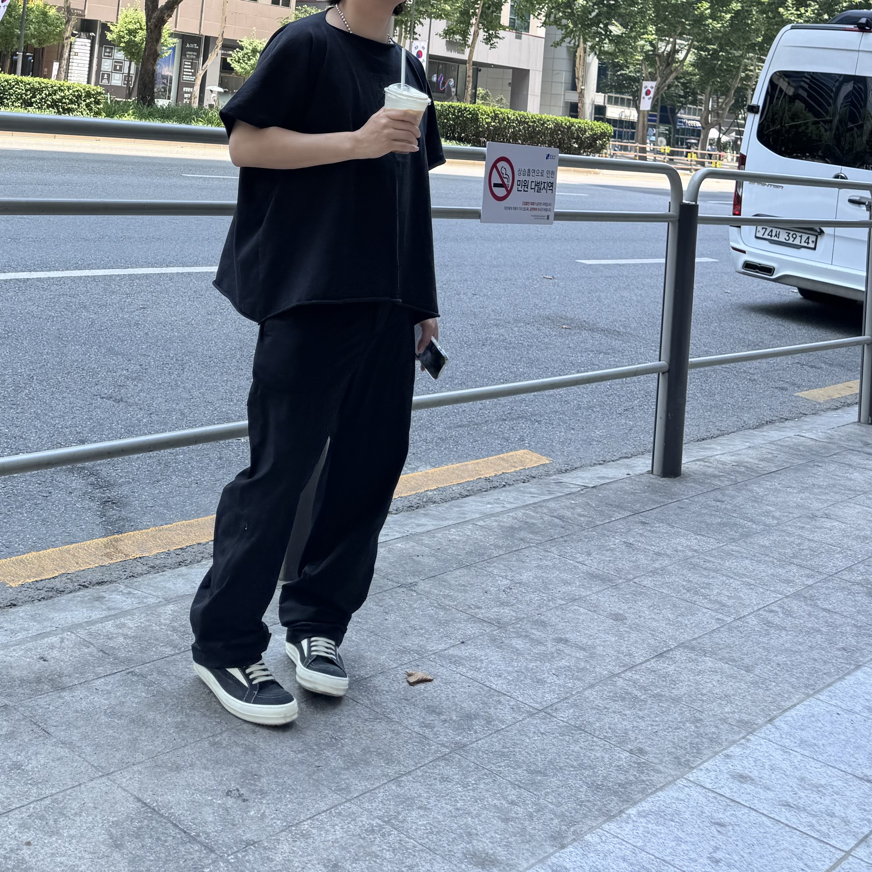 Yeezy Vultures Box T-Shirt Black 착용 스타일 - 1