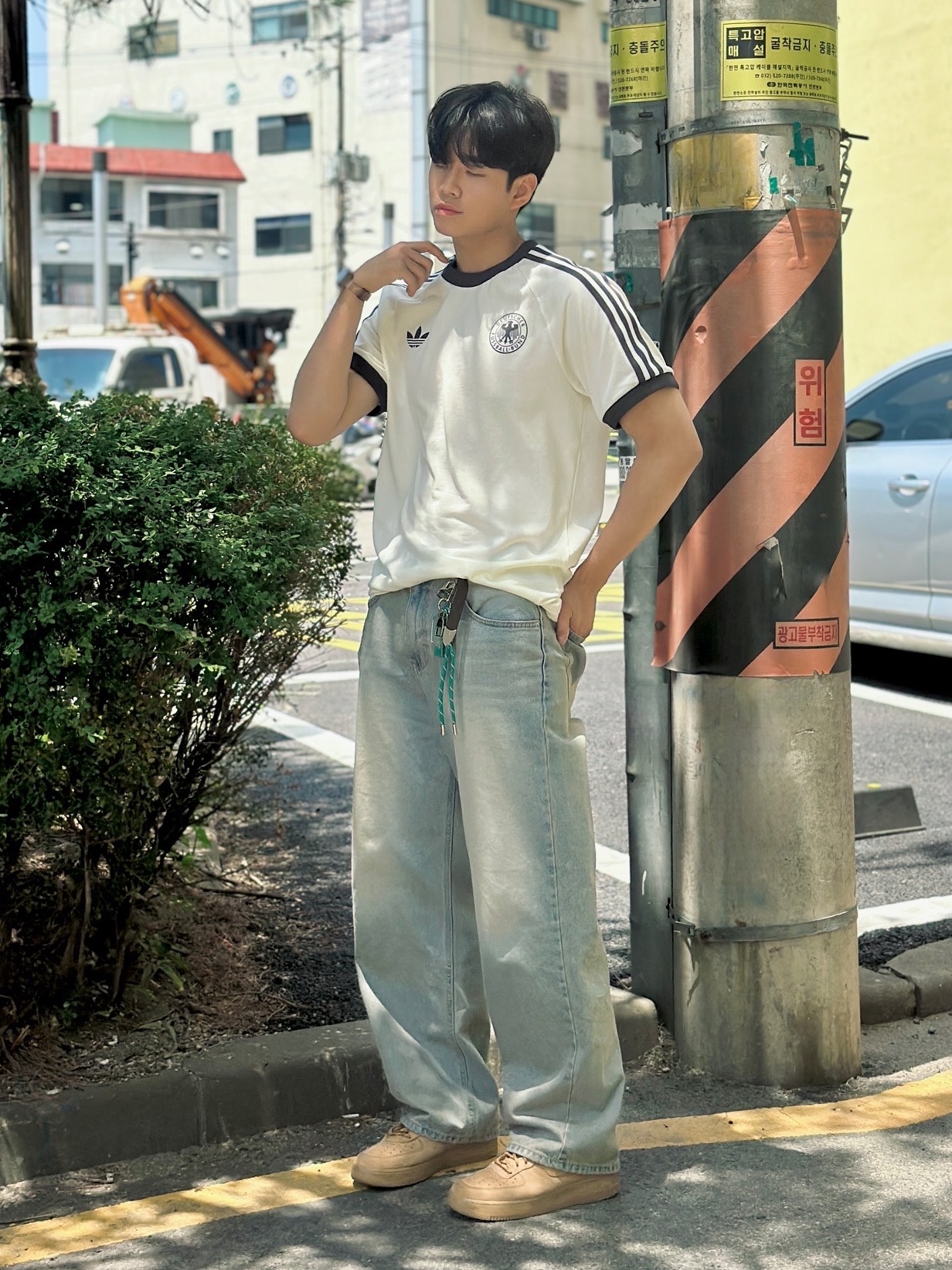 Adidas German Adicolor Classic 3-Stripes T-Shirt Off White - KR Sizing, Nike Air Force 1 '07 WB Flax 착용 스타일 - 1