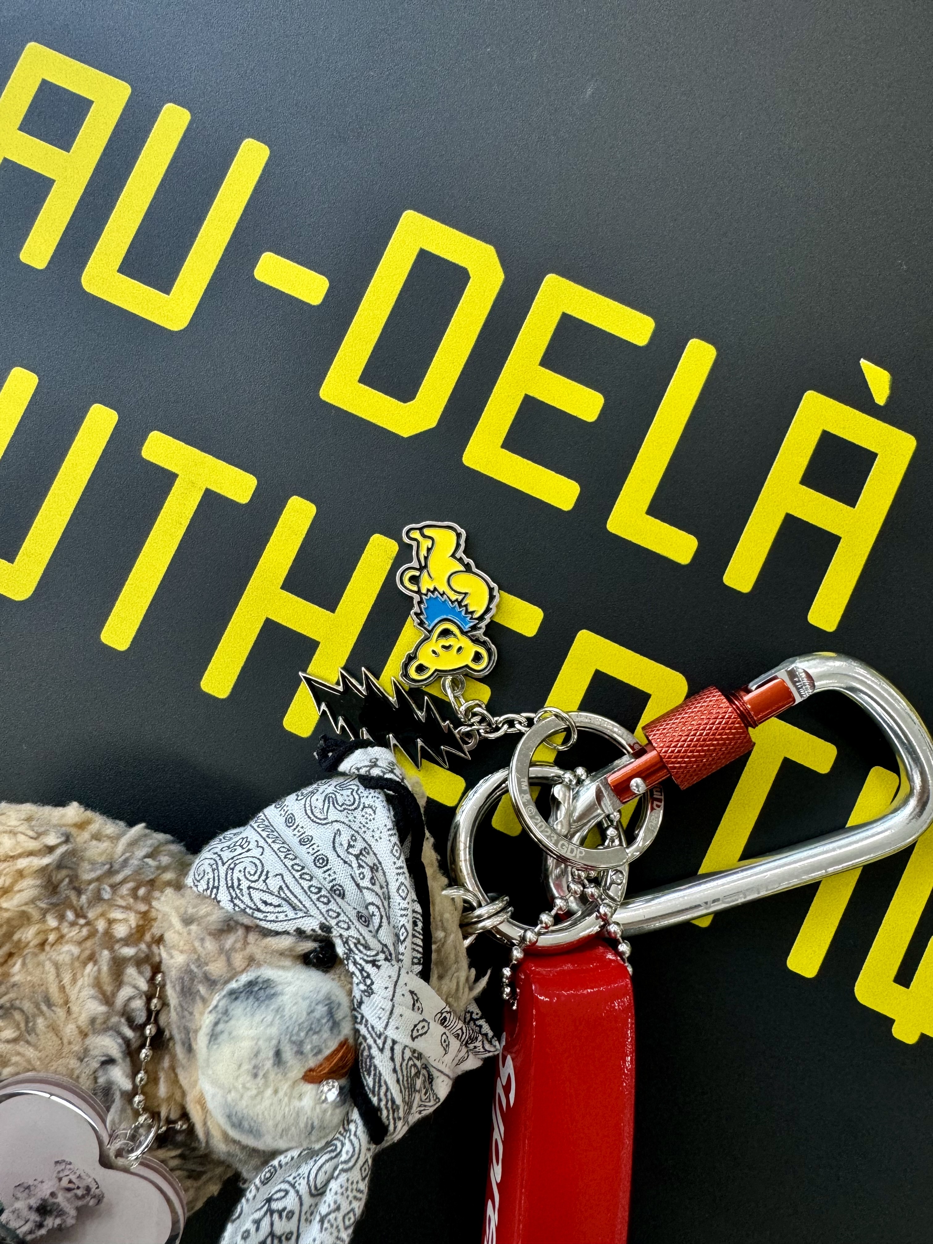 Supreme Floating Keychain Red - 23FW 착용 스타일 - 1
