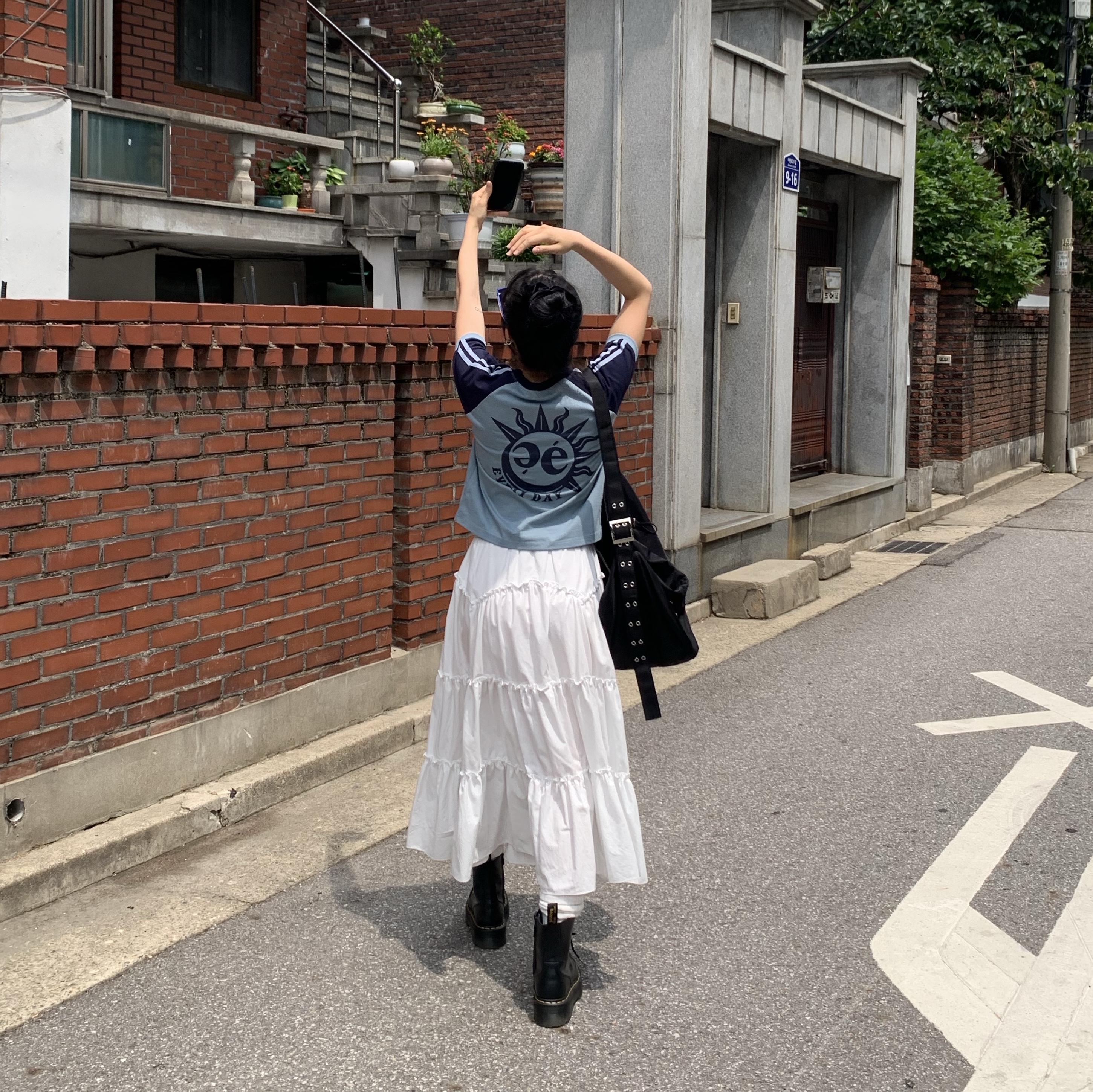 Dr. Martens Jadon Boots Black, Yieyie Super Sasha Bag Ink Black 착용 스타일 - 5