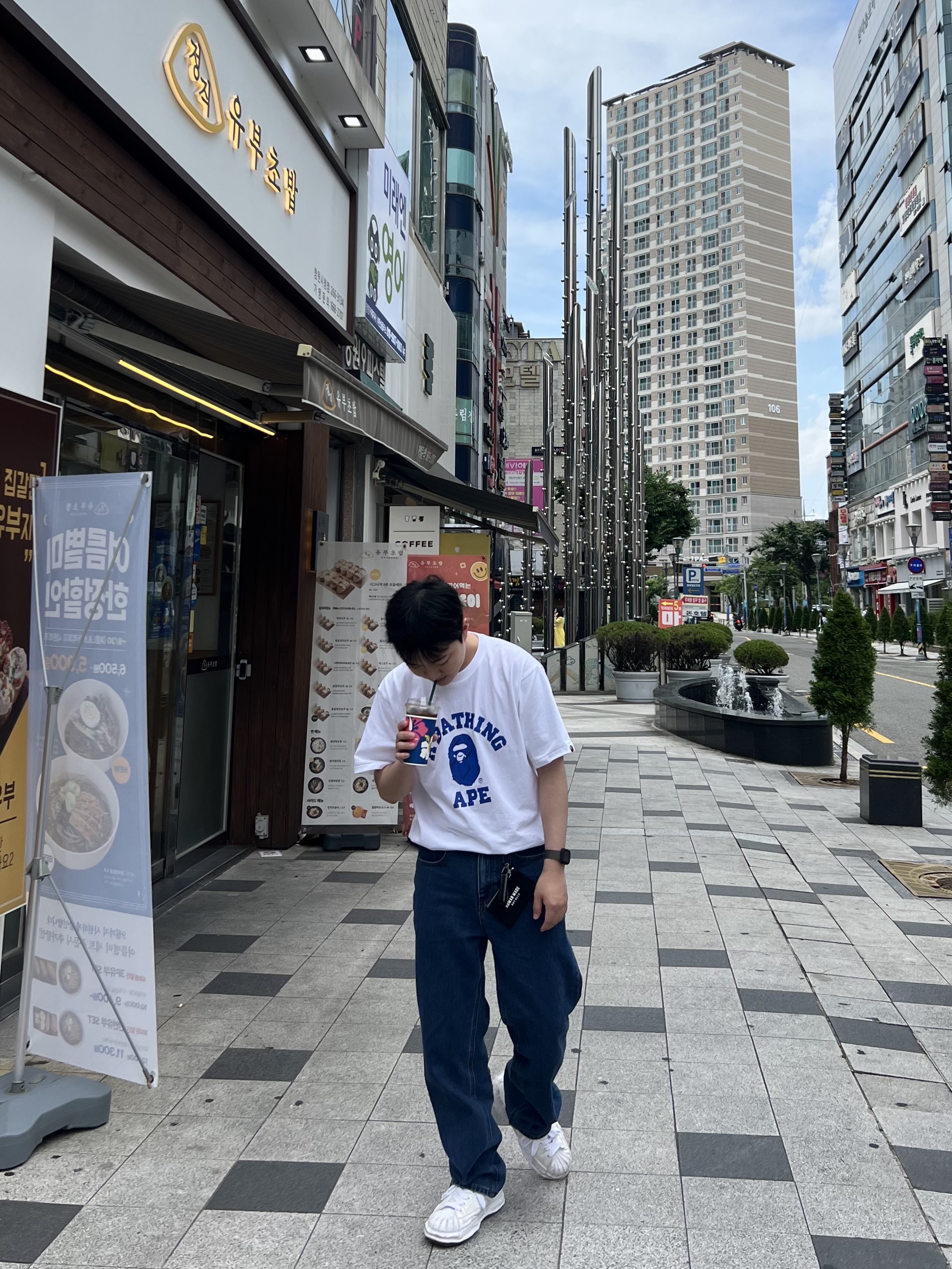 BAPE Hexagram College T-Shirt White Blue, Human Made Card Case Black 착용 스타일 - 1