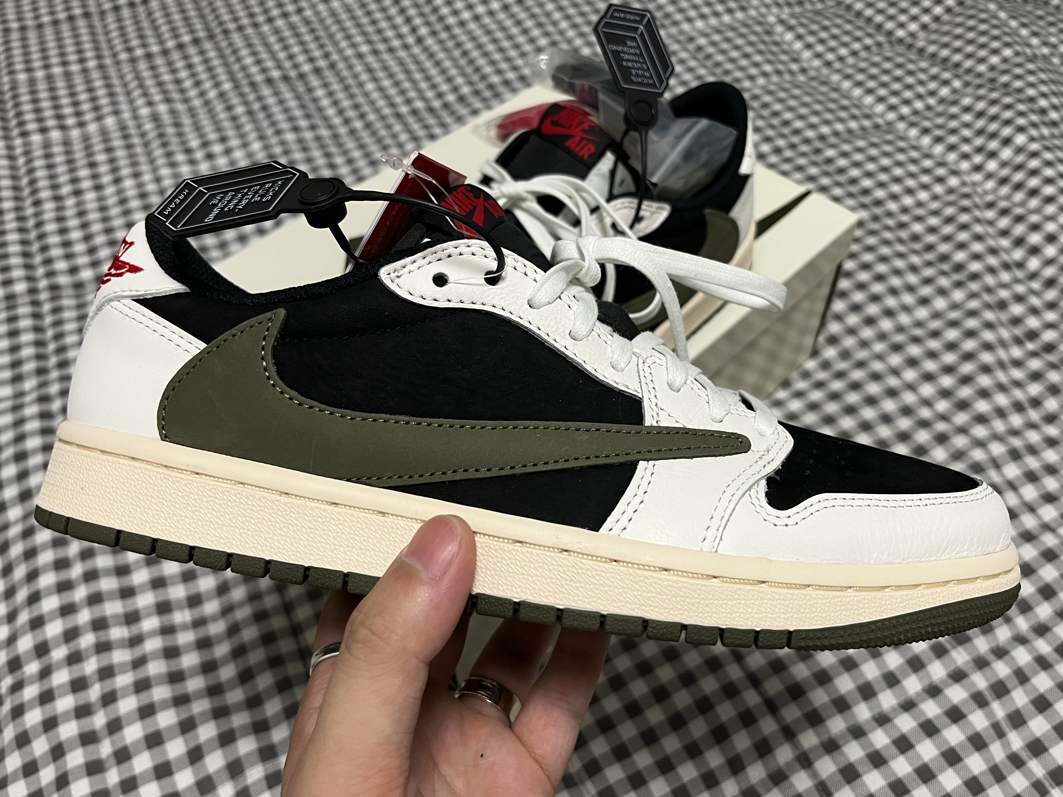 (W) Jordan 1 x Travis Scott Retro Low OG SP Medium Olive 착용 스타일
