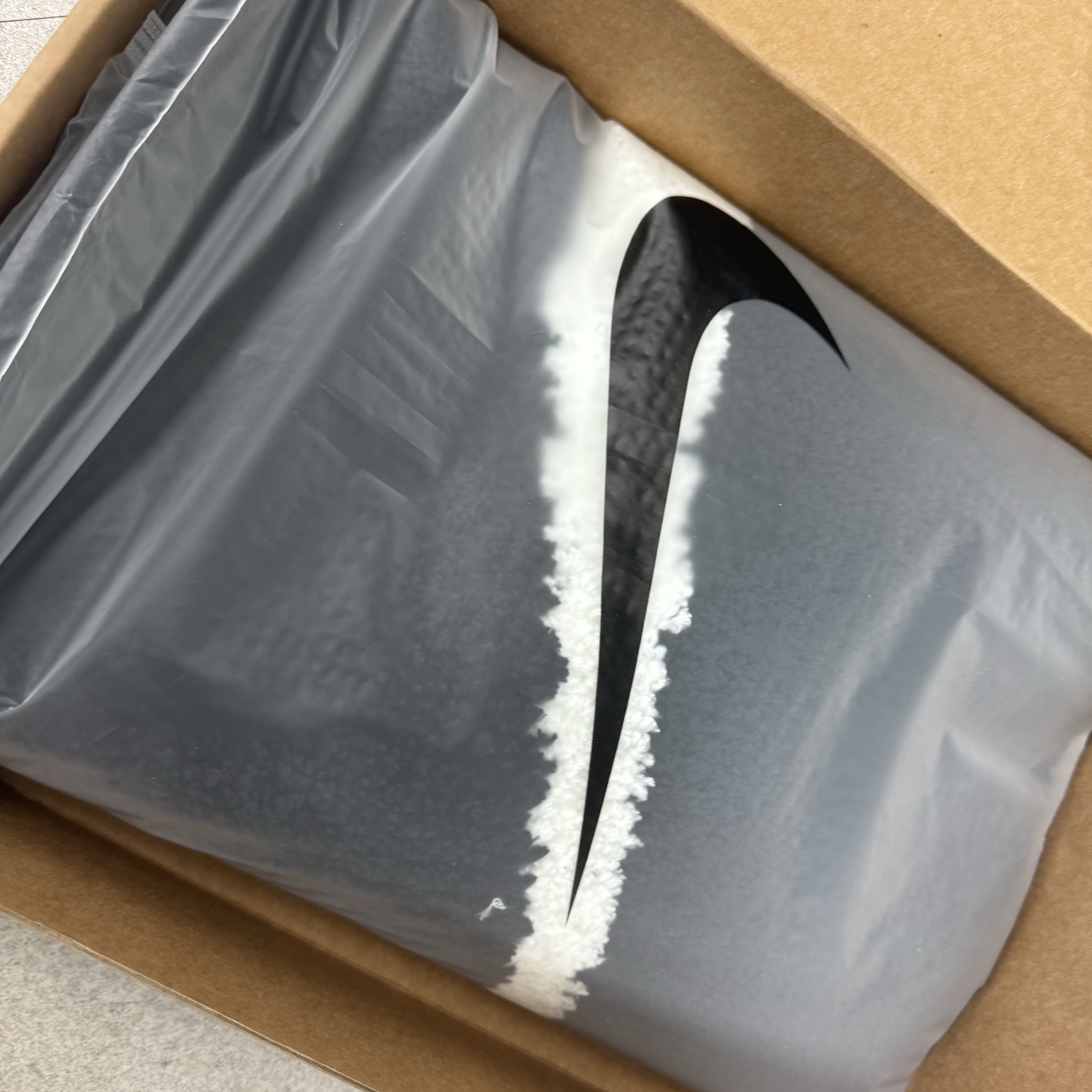 Nike Swoosh Rug Black White 착용 스타일 - 1