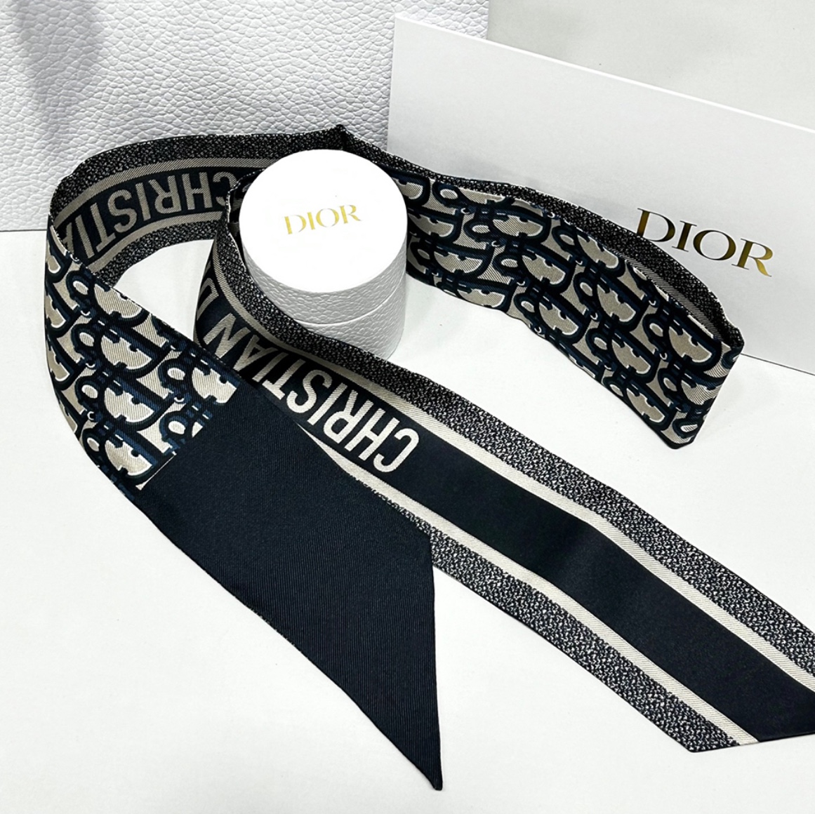 (W) Dior Oblique Mitzah Scarf Silk Twill Navy Blue 착용 스타일