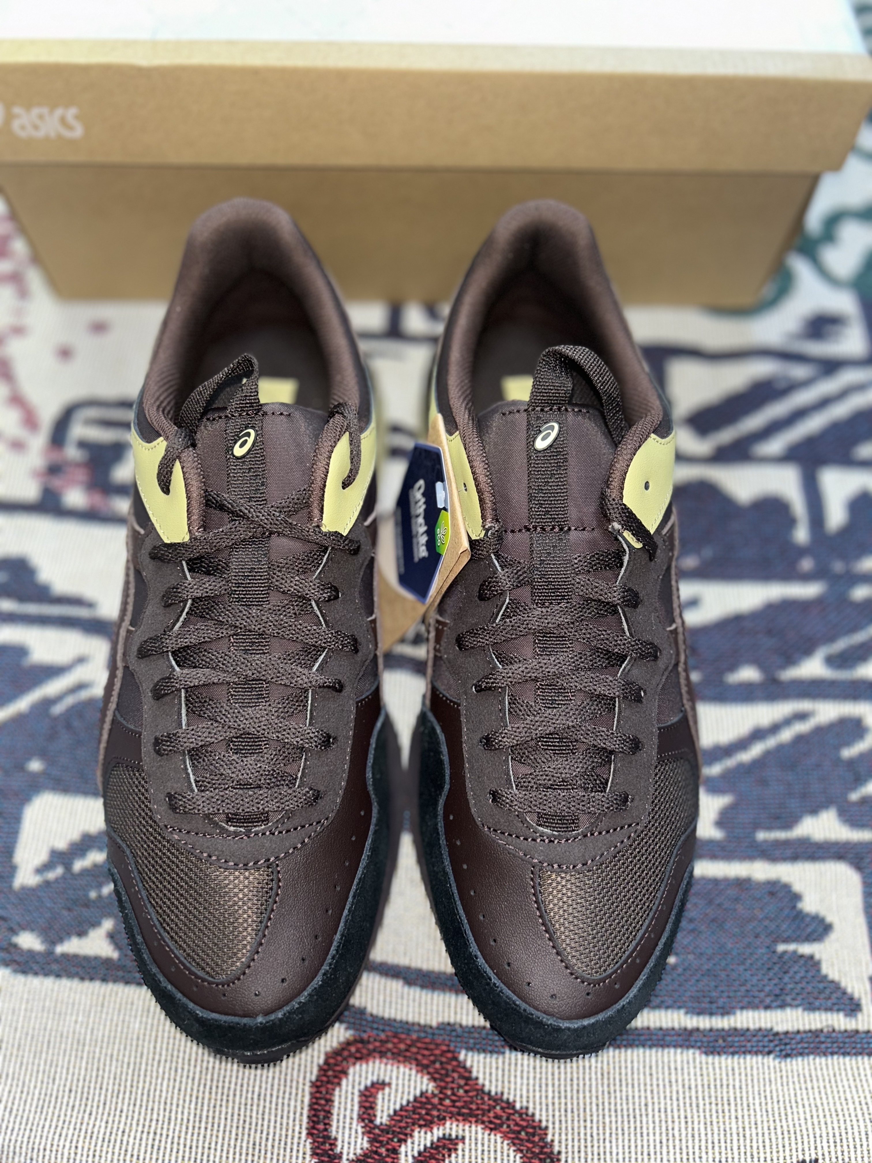 Asics UN1-S Jogger X81 Coffee Bean Dark Brown 착용 스타일 - 2