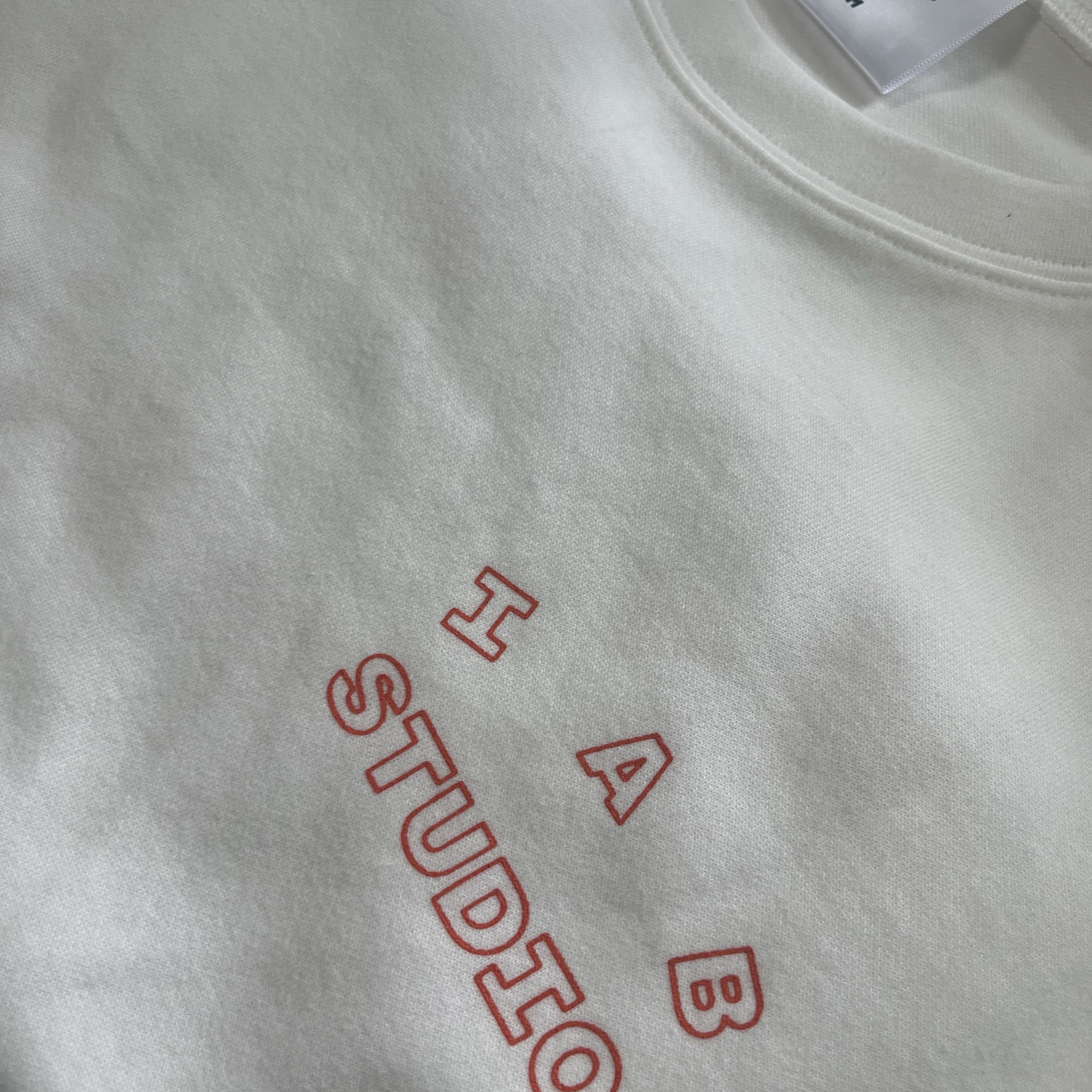 IAB Studio Line Logo T-Shirt White Orange 착용 스타일 - 2