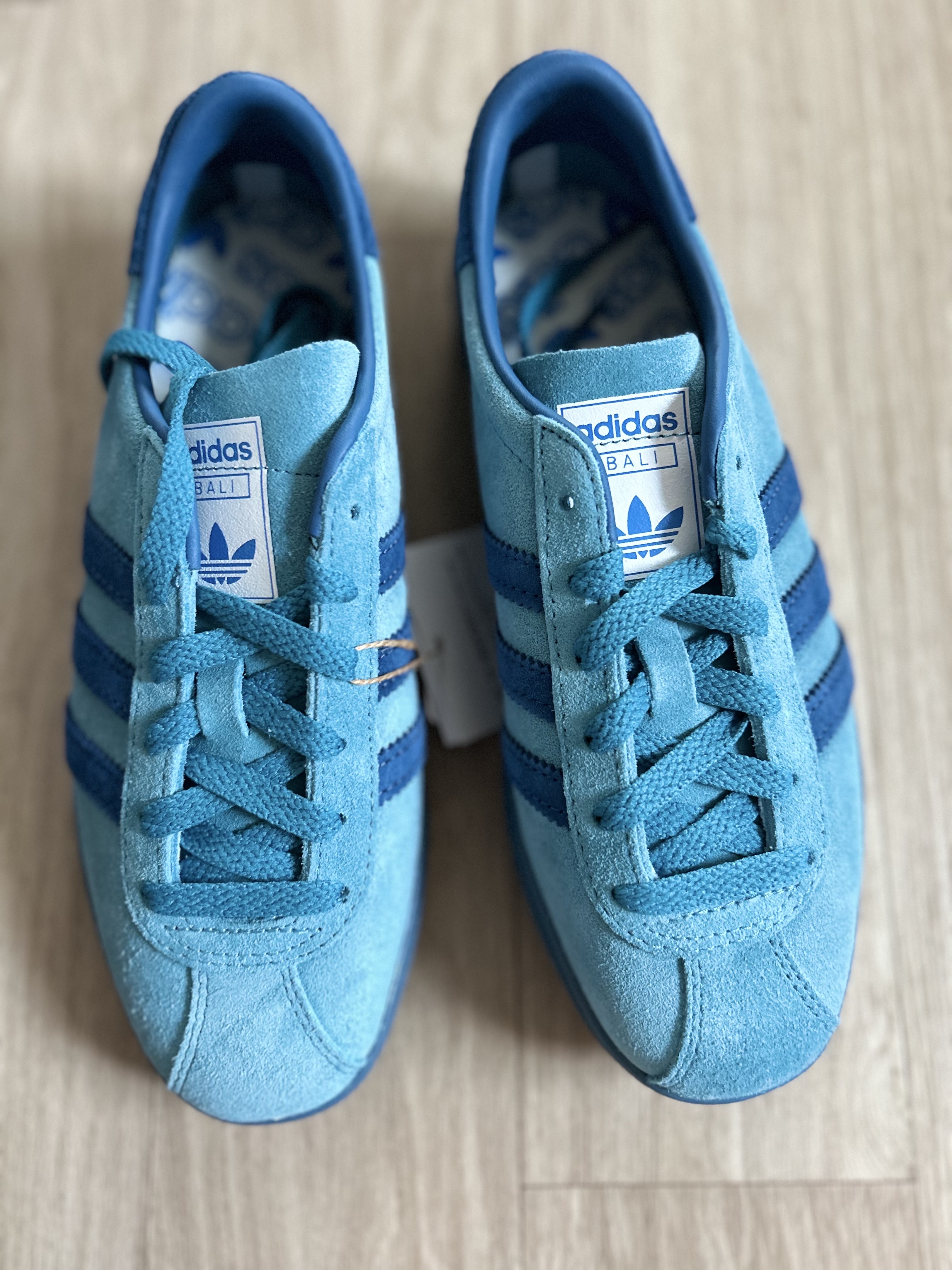 Adidas Bali Tactile Steel Dark Marine 착용 스타일