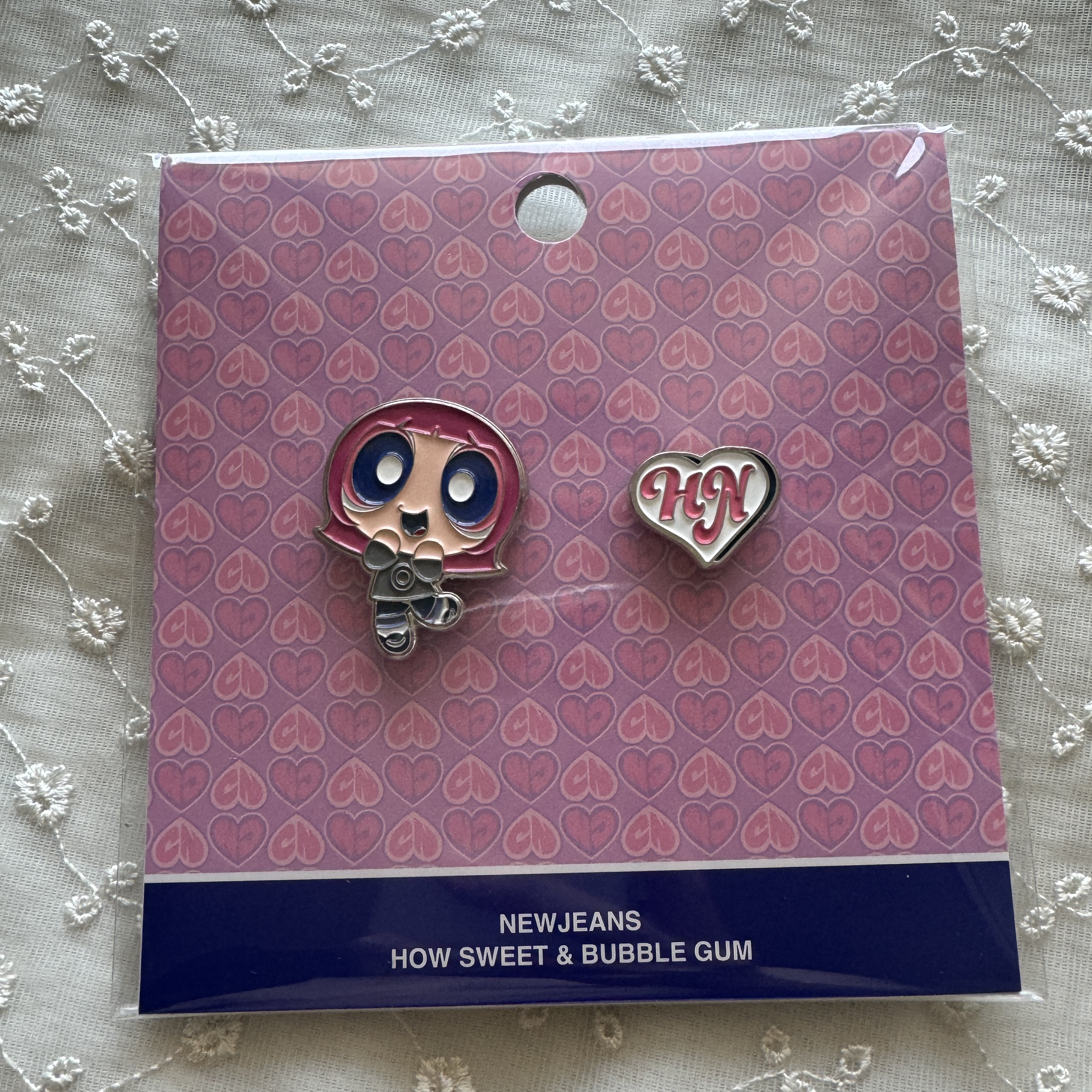 NewJeans x The Powerpuff Girls Metal Sticon Hanni 착용 스타일