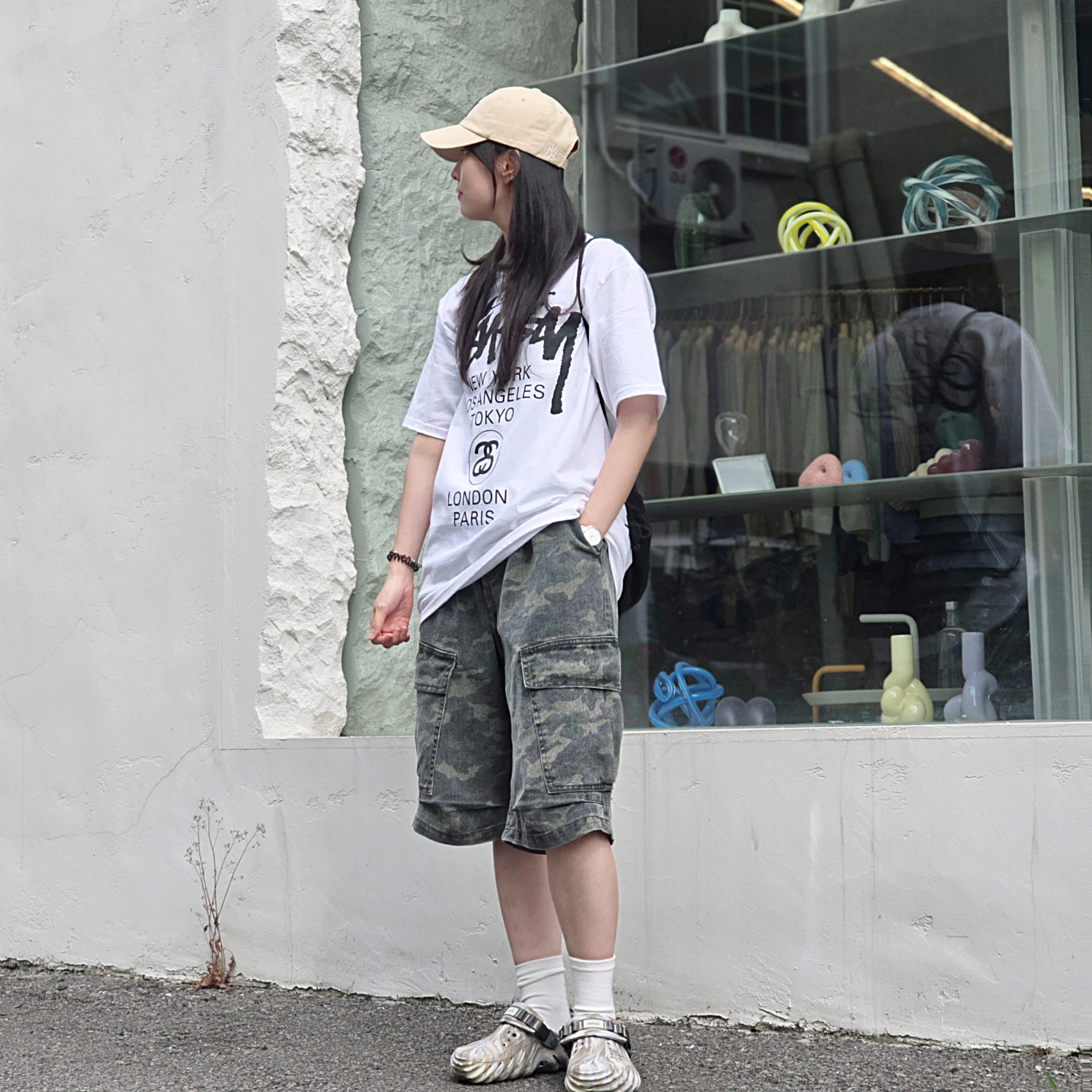 Stussy World Tour T-Shirt White, Crocs Echo Marbled Clog Bone Multi 착용 스타일 - 1