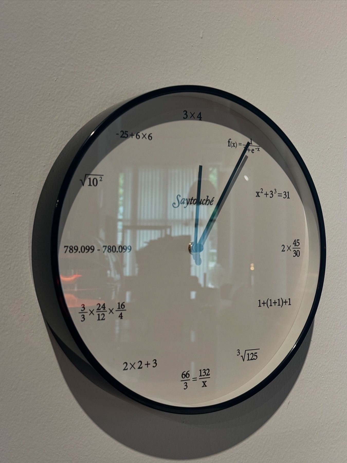 Say Touche Quiz Wall Clock White 착용 스타일