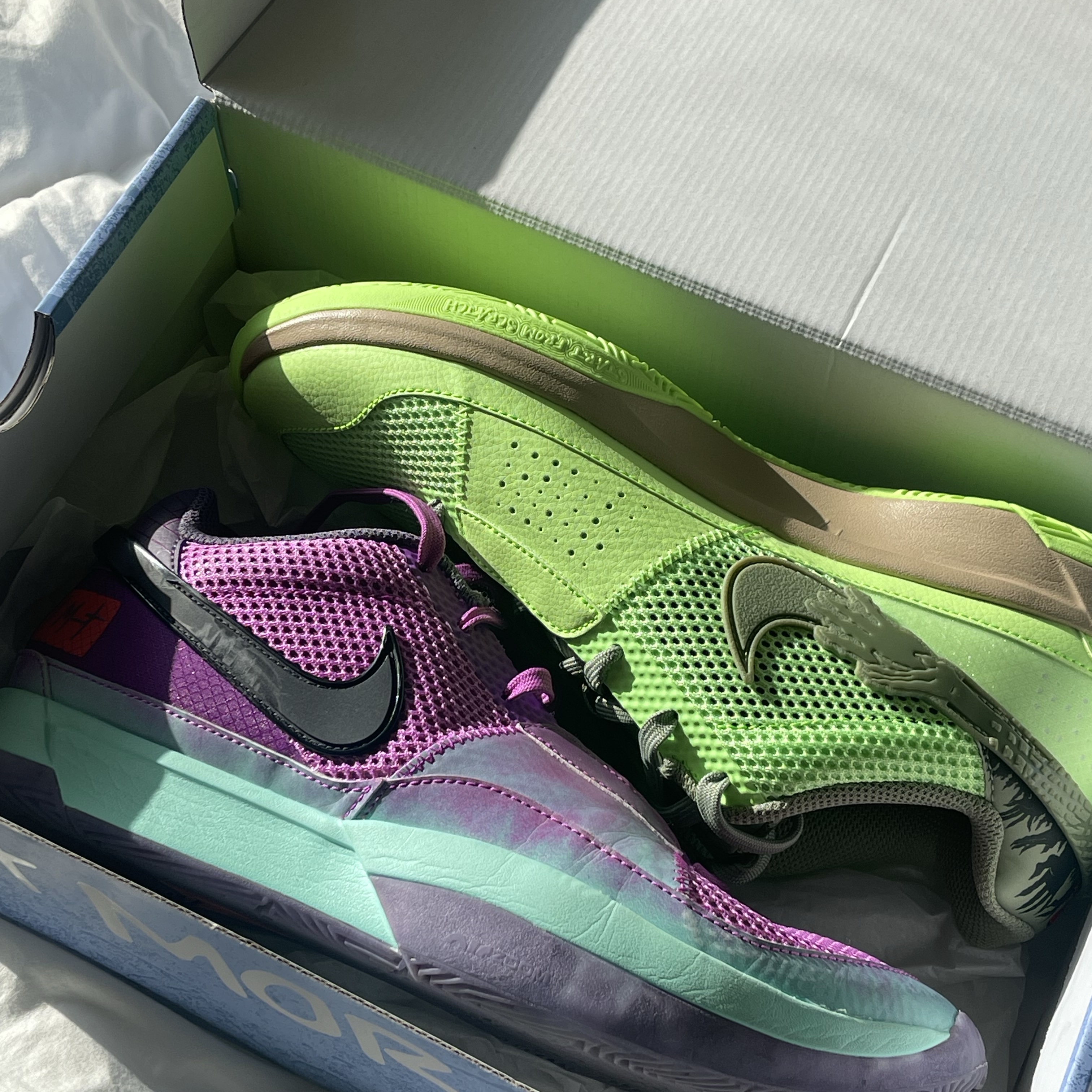 Nike Ja 1 NRG EP Lime Blast Oil Green, Nike Ja 1 Xmas EP Fuchsia Dream Emerald Rise 착용 스타일 - 2