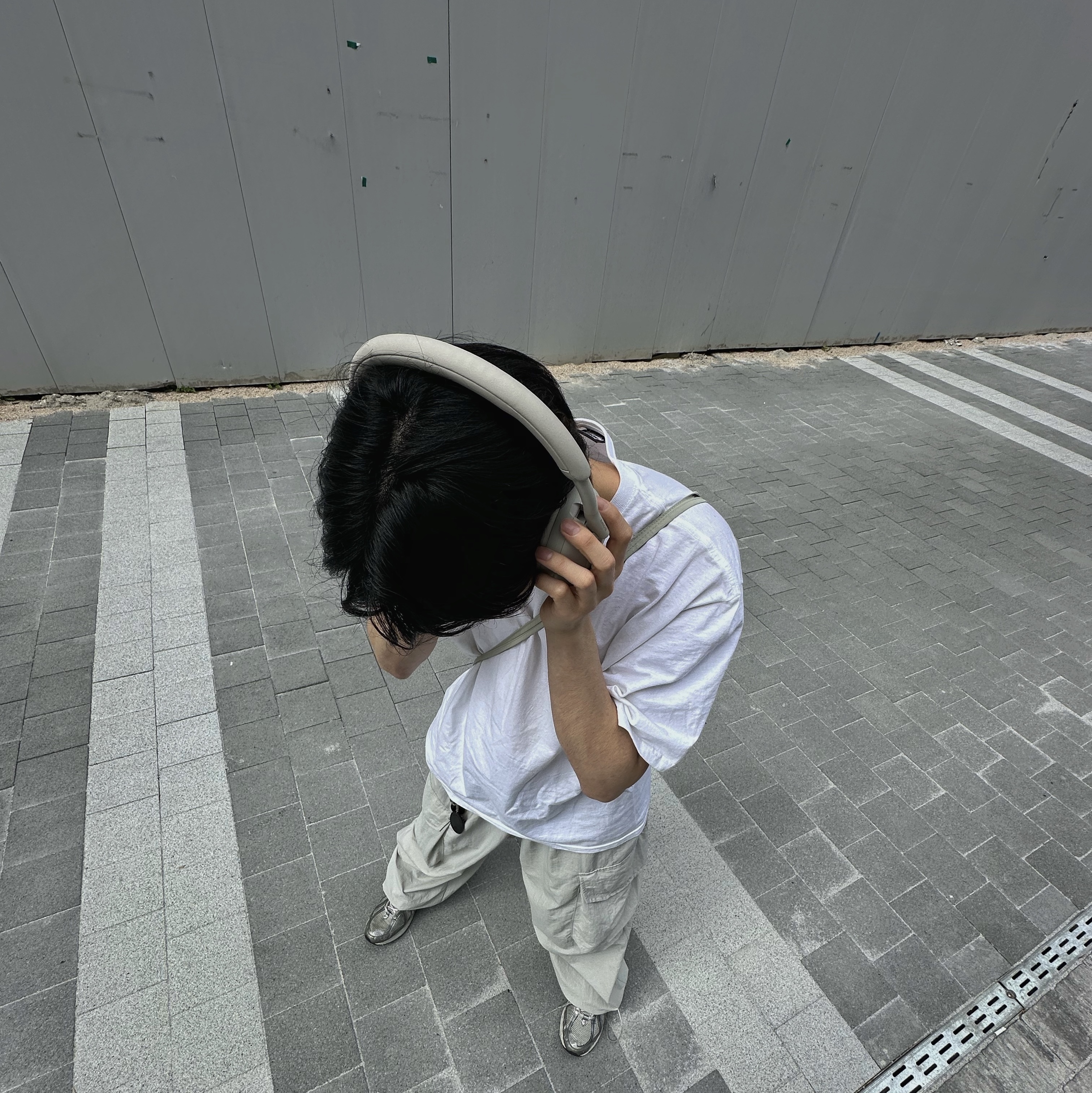 산산기어 크로스 백 웜 그레이 - 24SS, [사은품 증정] 소니 WH-1000XM5 실버 (소니 코리아 정식 발매 제품) 착용 스타일 - 3