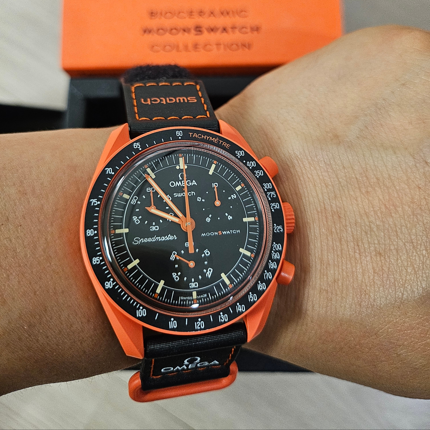 Swatch x Omega Bioceramic MoonSwatch Mission On Earth Lava, Swatch x Omega Bioceramic MoonSwatch Mission On Earth Dessert 착용 스타일 - 2