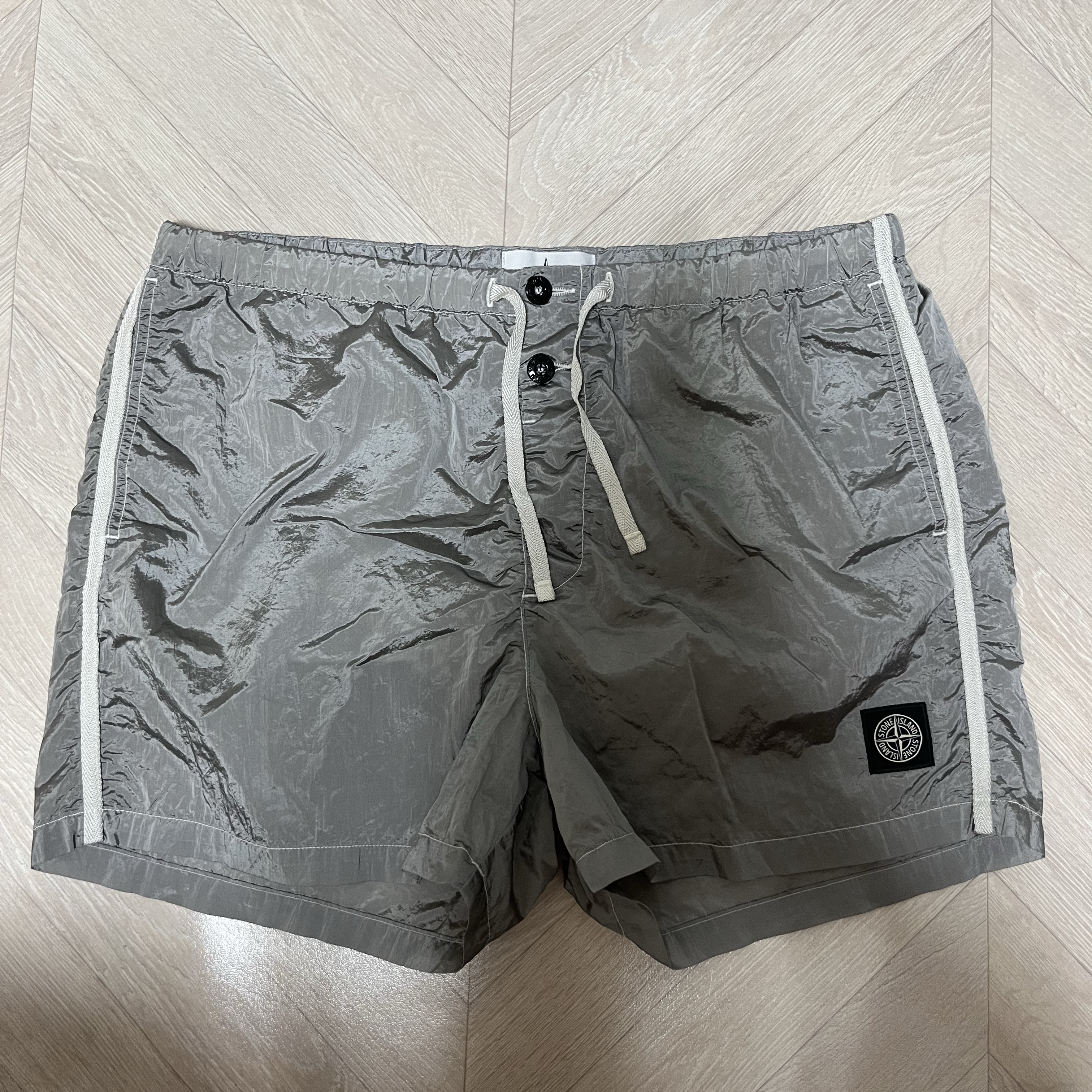 Stone Island B0643 Nylon Metal Swimming Trunk Ice - 22SS 착용 스타일
