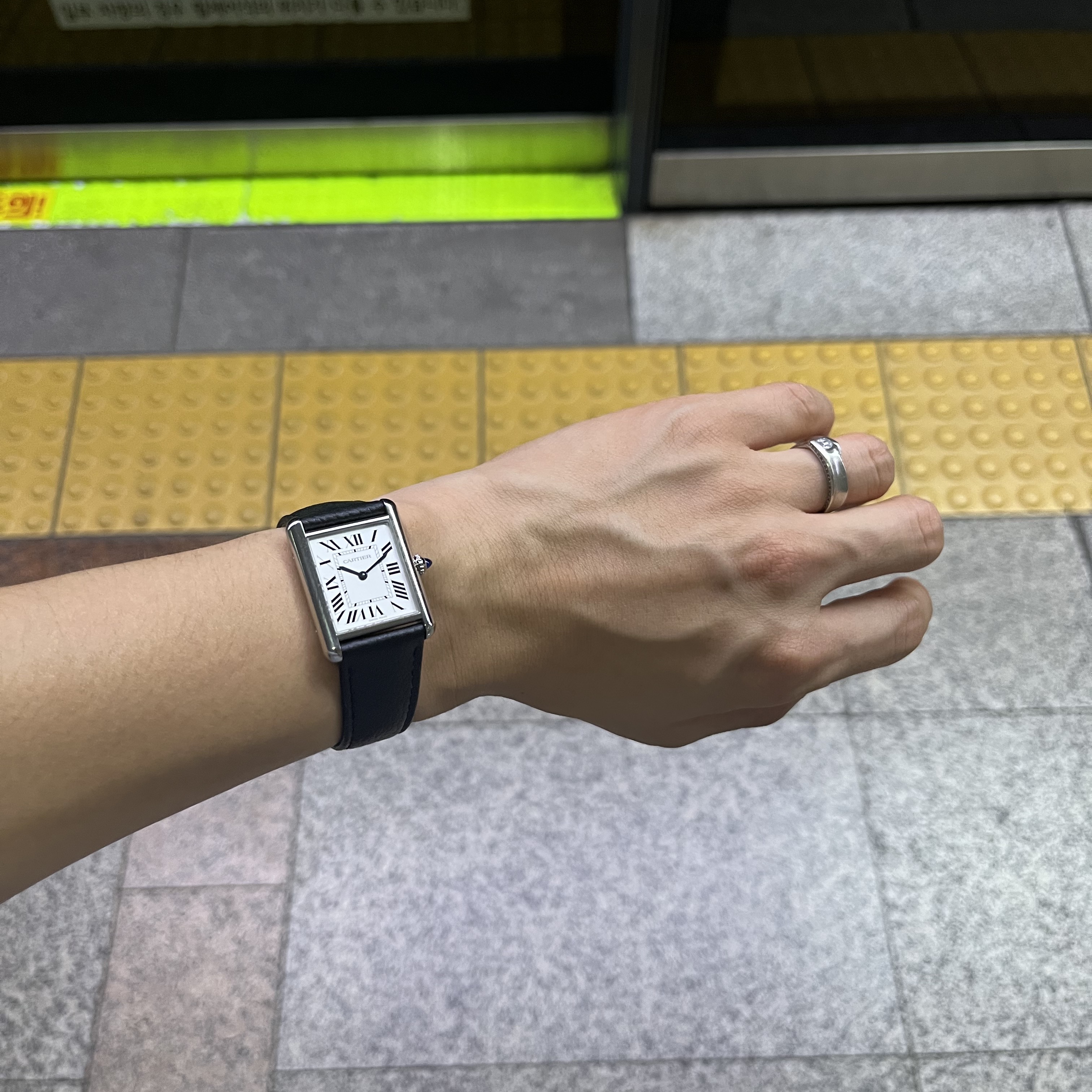 Cartier Tank Must Watch Large Quartz Steel Calfskin Black 착용 스타일