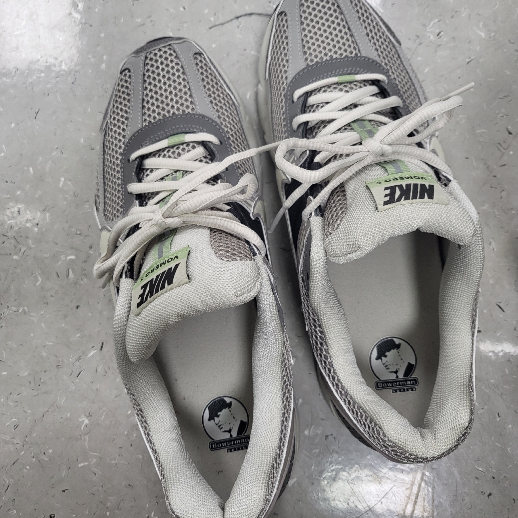 (W) Nike Zoom Vomero 5 Cobblestone and Flat Pewter 착용 스타일