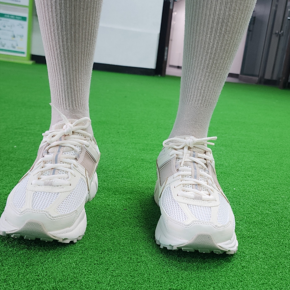 (W) Nike Zoom Vomero 5 Pale Ivory Sanddrift 착용 스타일 - 2