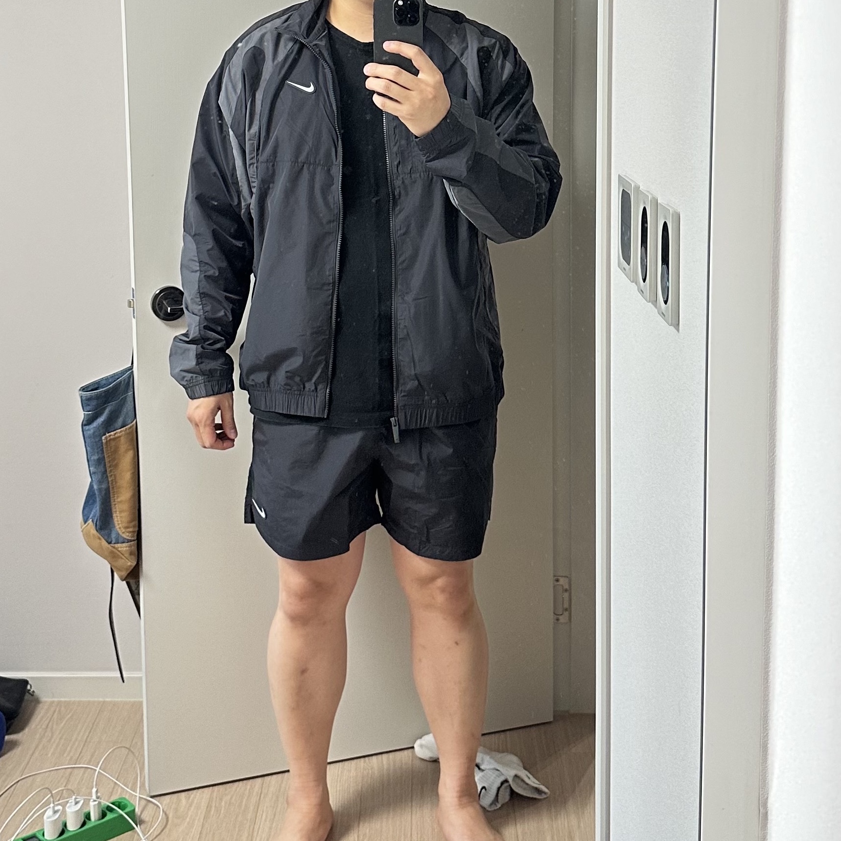 Nike x Drake Nocta Nylon Track Jacket Anthracite (FN7666-060), Nike x Drake Nocta Woven Shorts Anthracite (FN8194-060) 착용 스타일