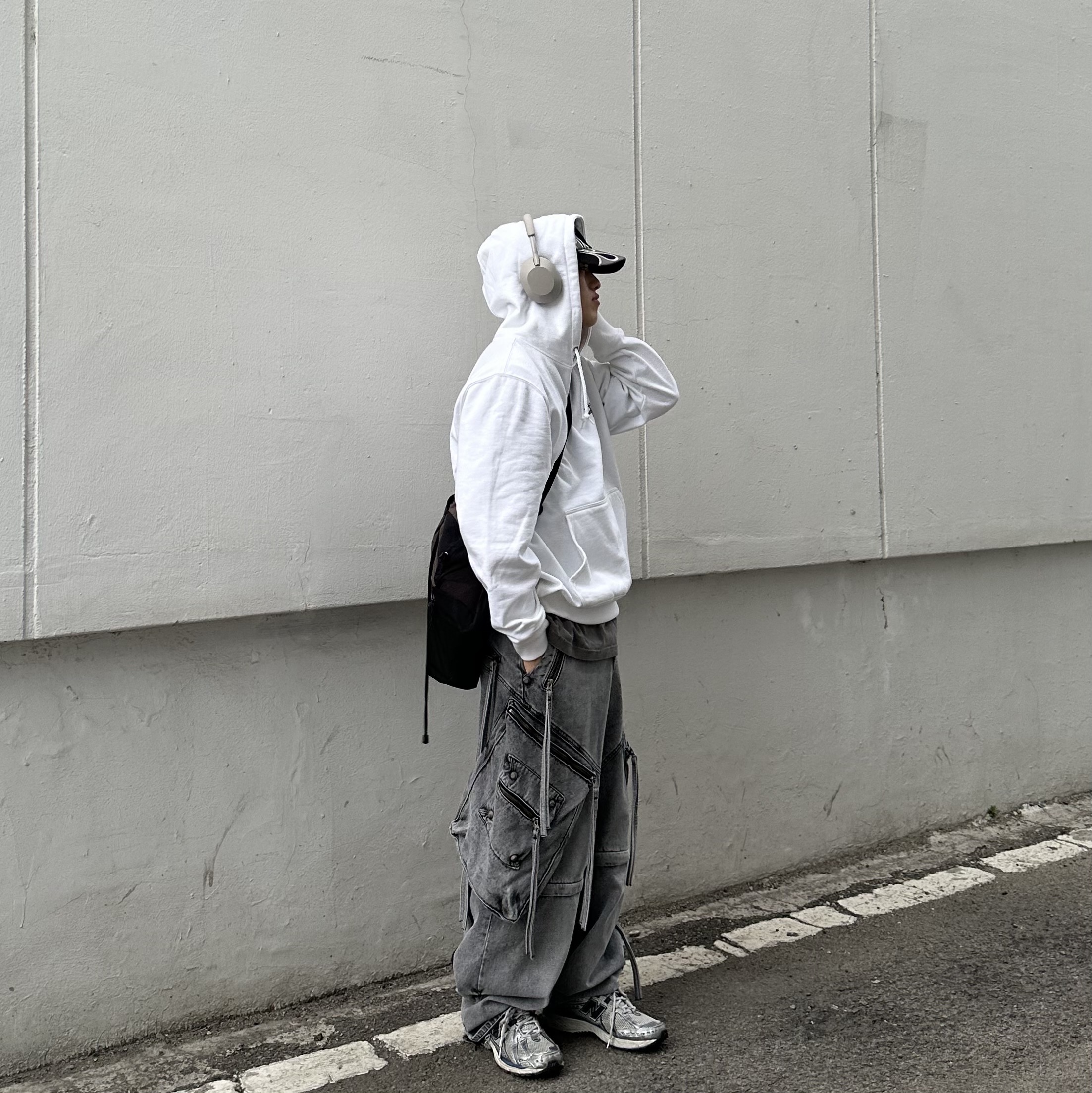 Yeezy Gap Engineered By Balenciaga Flame Cap Black, Sony WH-1000XM5 Silver (Sony Korea Ver.) 착용 스타일 - 3