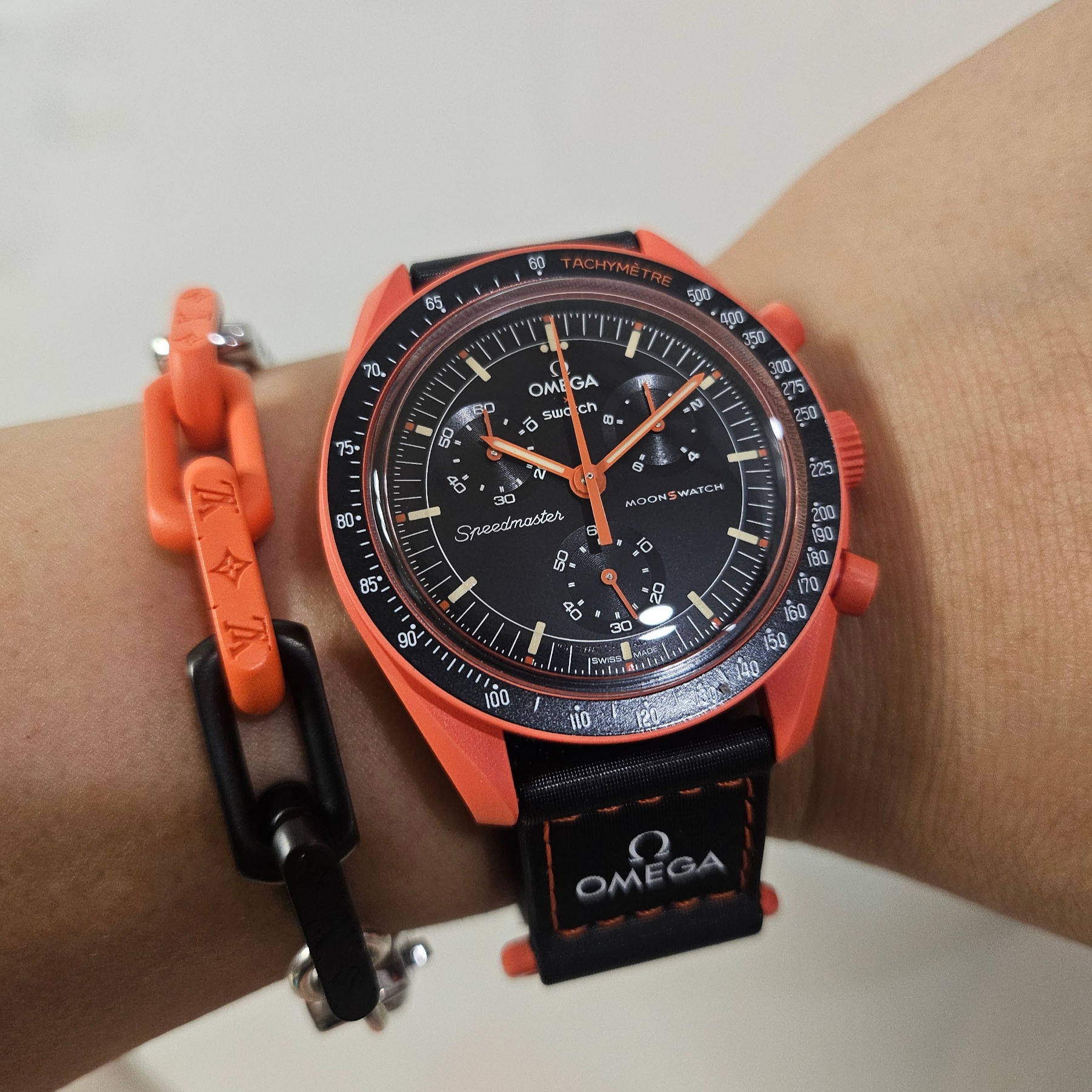 Swatch x Omega Bioceramic MoonSwatch Mission On Earth Lava, Swatch x Omega Bioceramic MoonSwatch Mission On Earth Dessert 착용 스타일 - 4