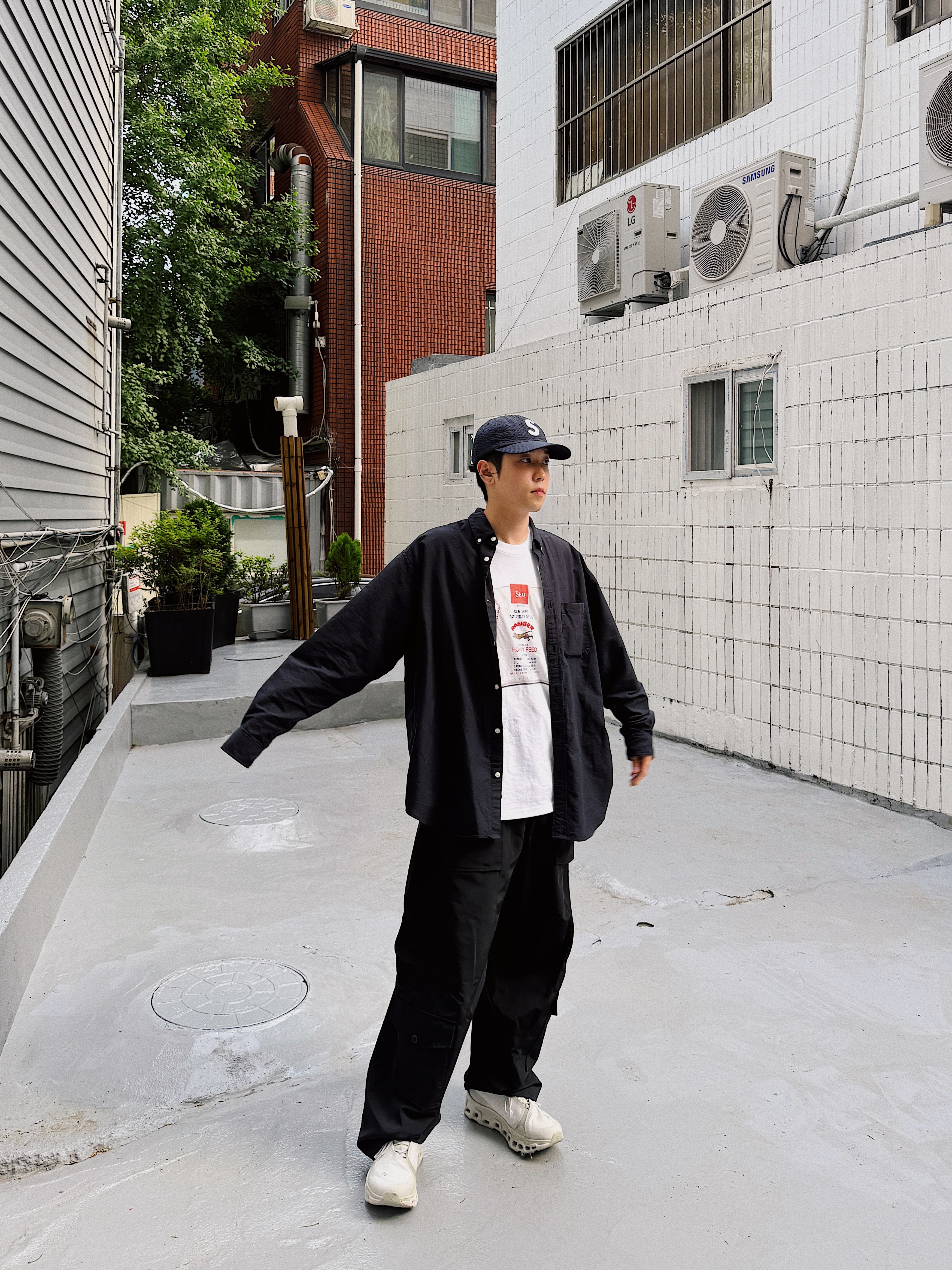 STU Women's Burlap Bag Printing Beads T-shirt White, Supreme Small Box Shirt Washed Black - 24SS 착용 스타일 - 3