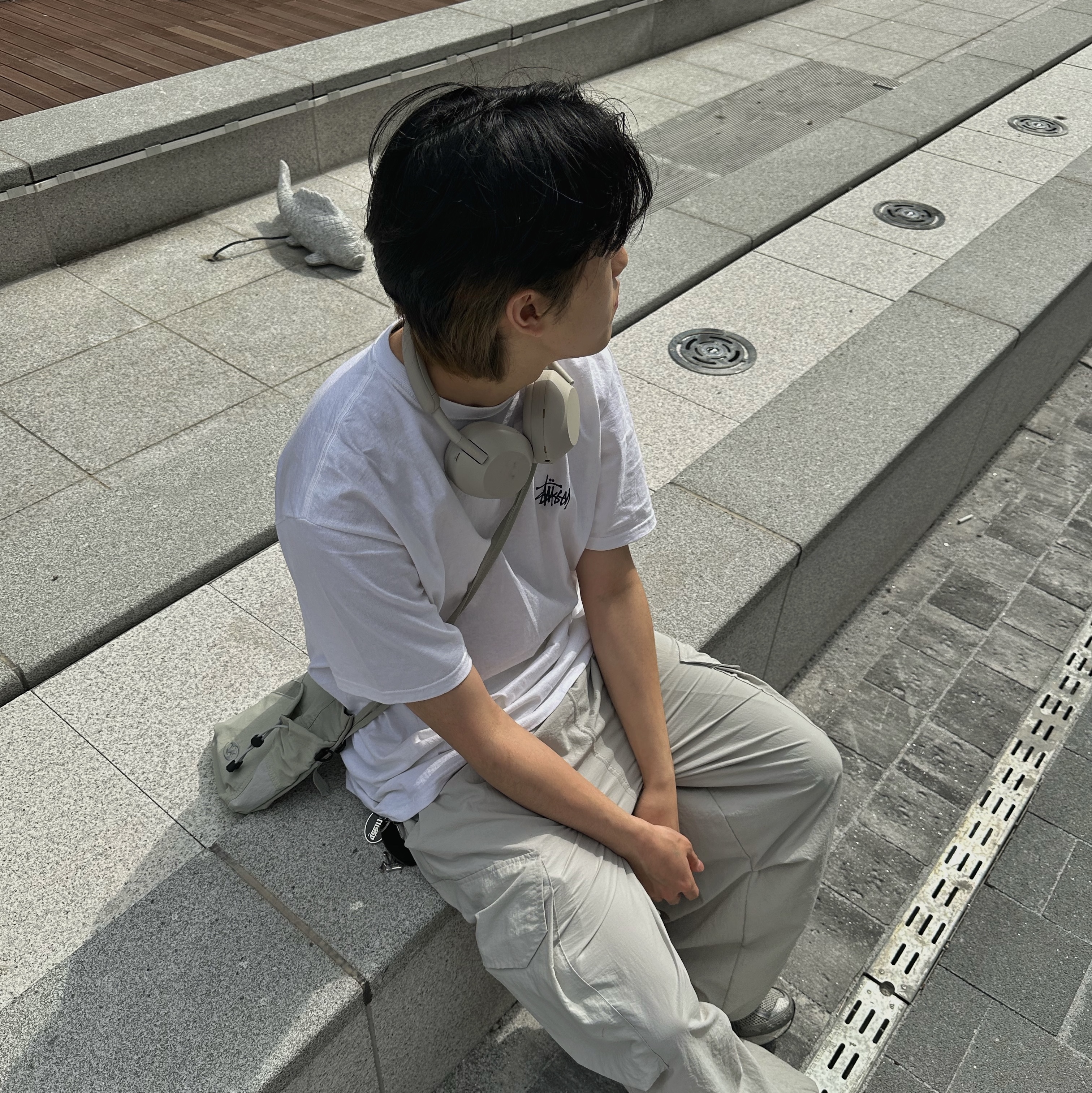 산산기어 크로스 백 웜 그레이 - 24SS, [사은품 증정] 소니 WH-1000XM5 실버 (소니 코리아 정식 발매 제품) 착용 스타일 - 4