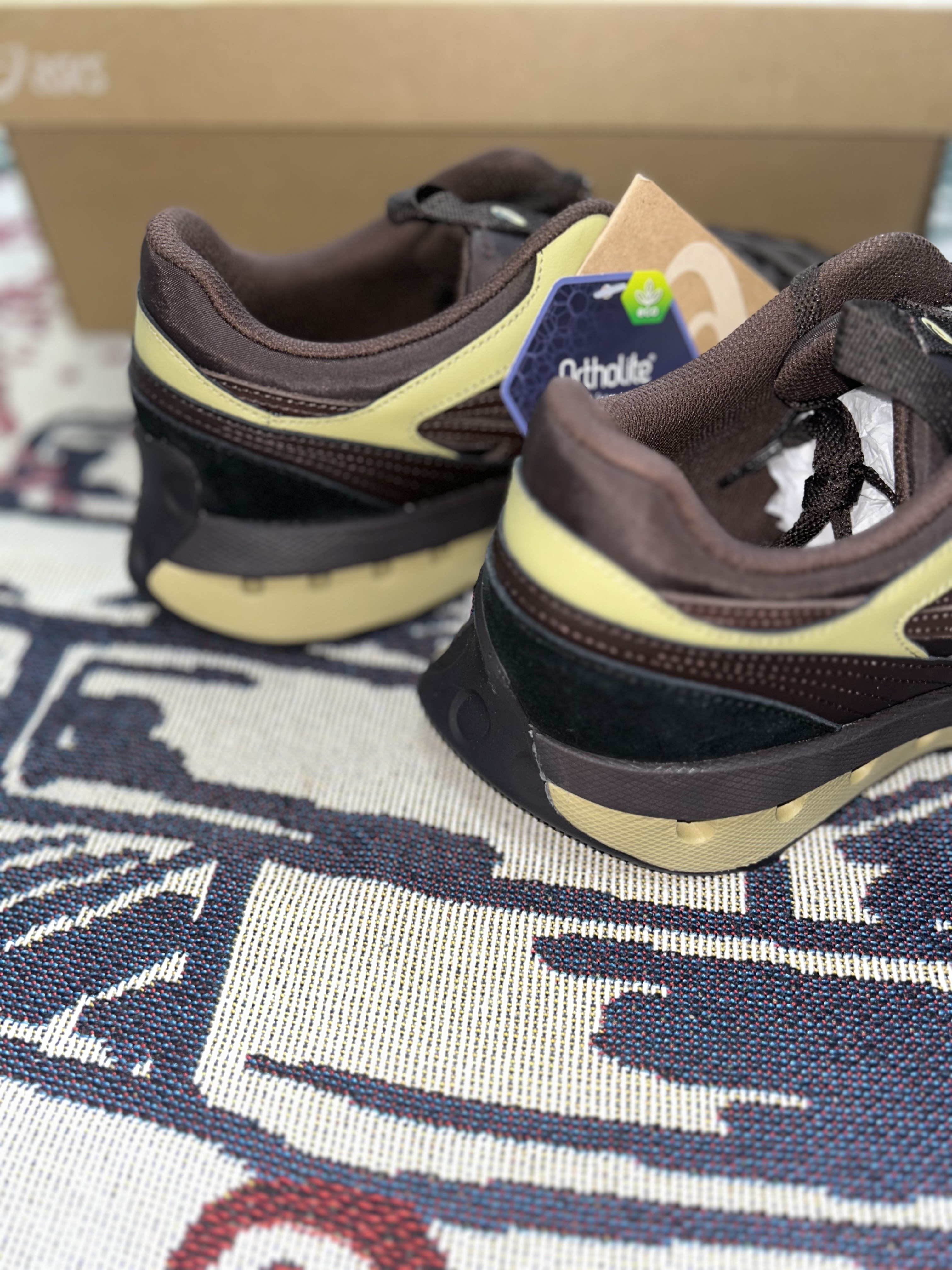 Asics UN1-S Jogger X81 Coffee Bean Dark Brown 착용 스타일 - 6