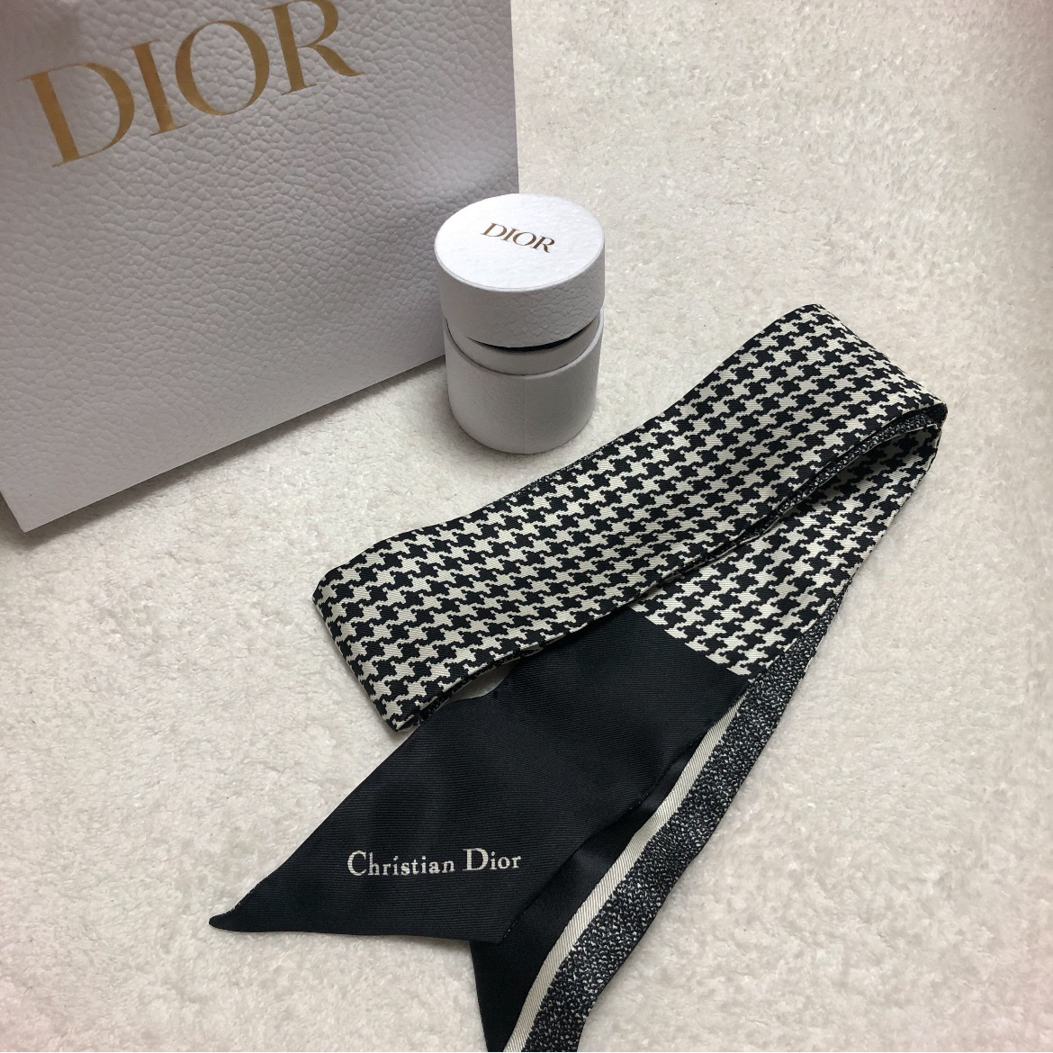 (W) Dior 30 Montaigne Mitzah Scarf Silk Twill Black White 착용 스타일