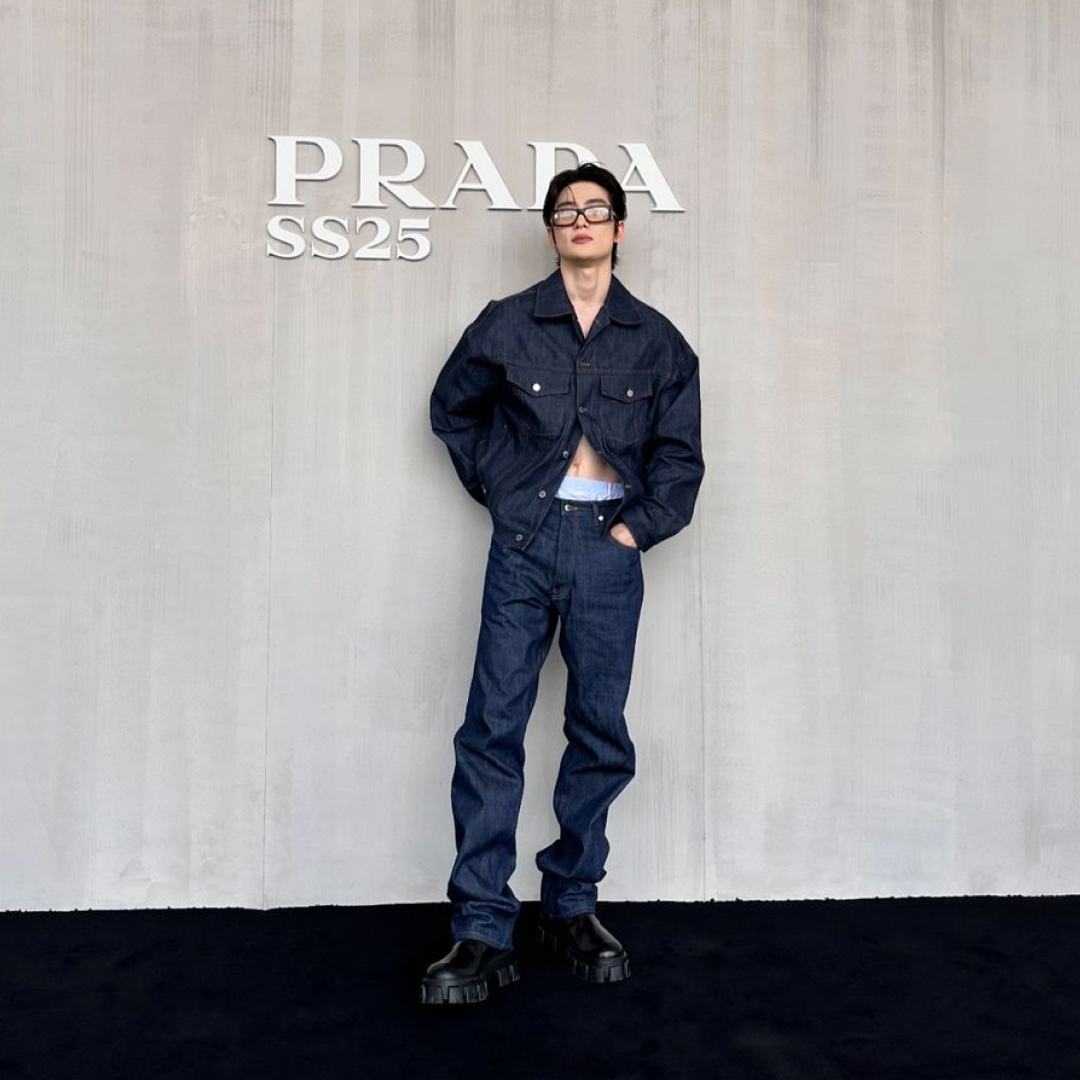 Prada Monolith Brushed Leather Loafers Black 착용 스타일 - 2