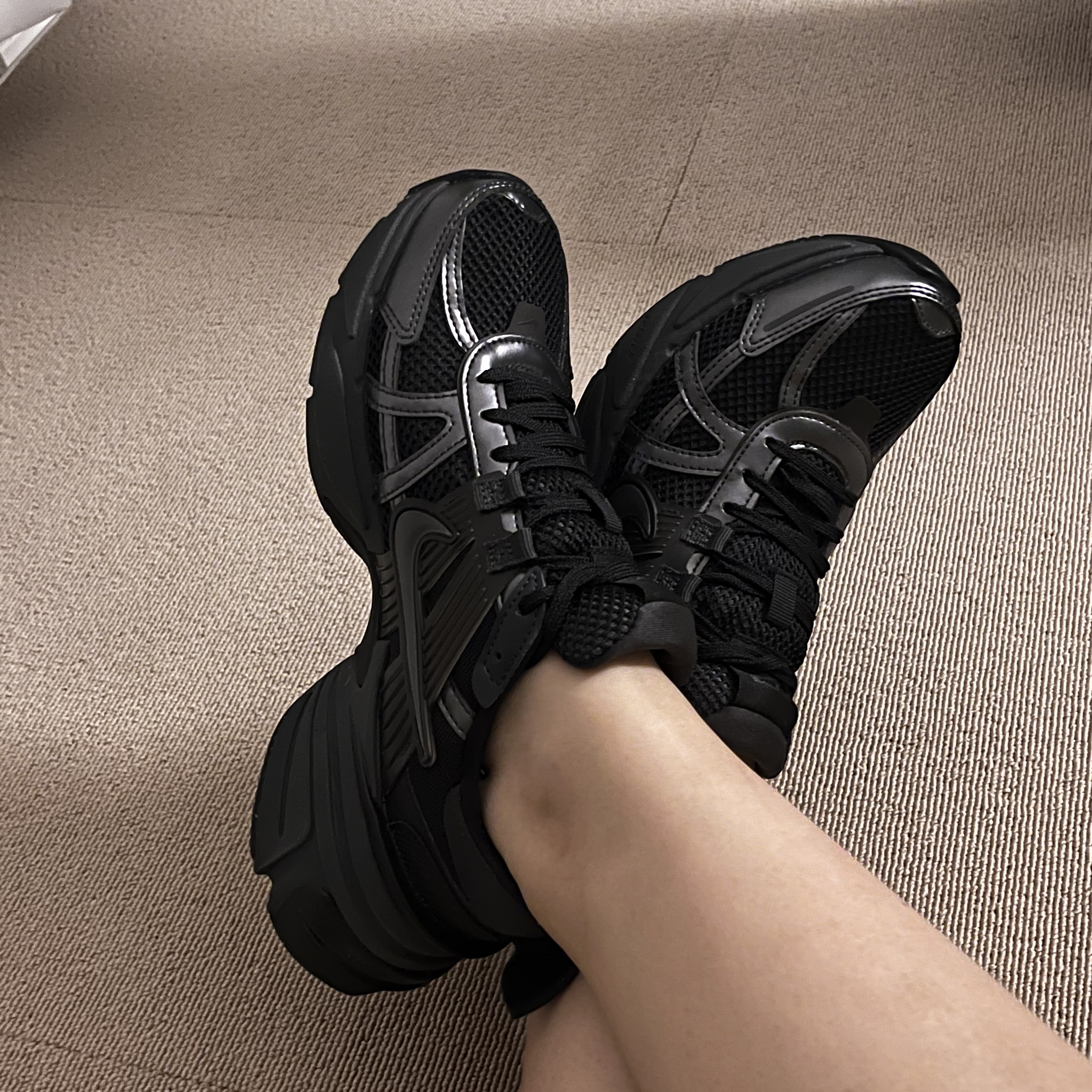 Nike V2K Run Black Anthracite 착용 스타일