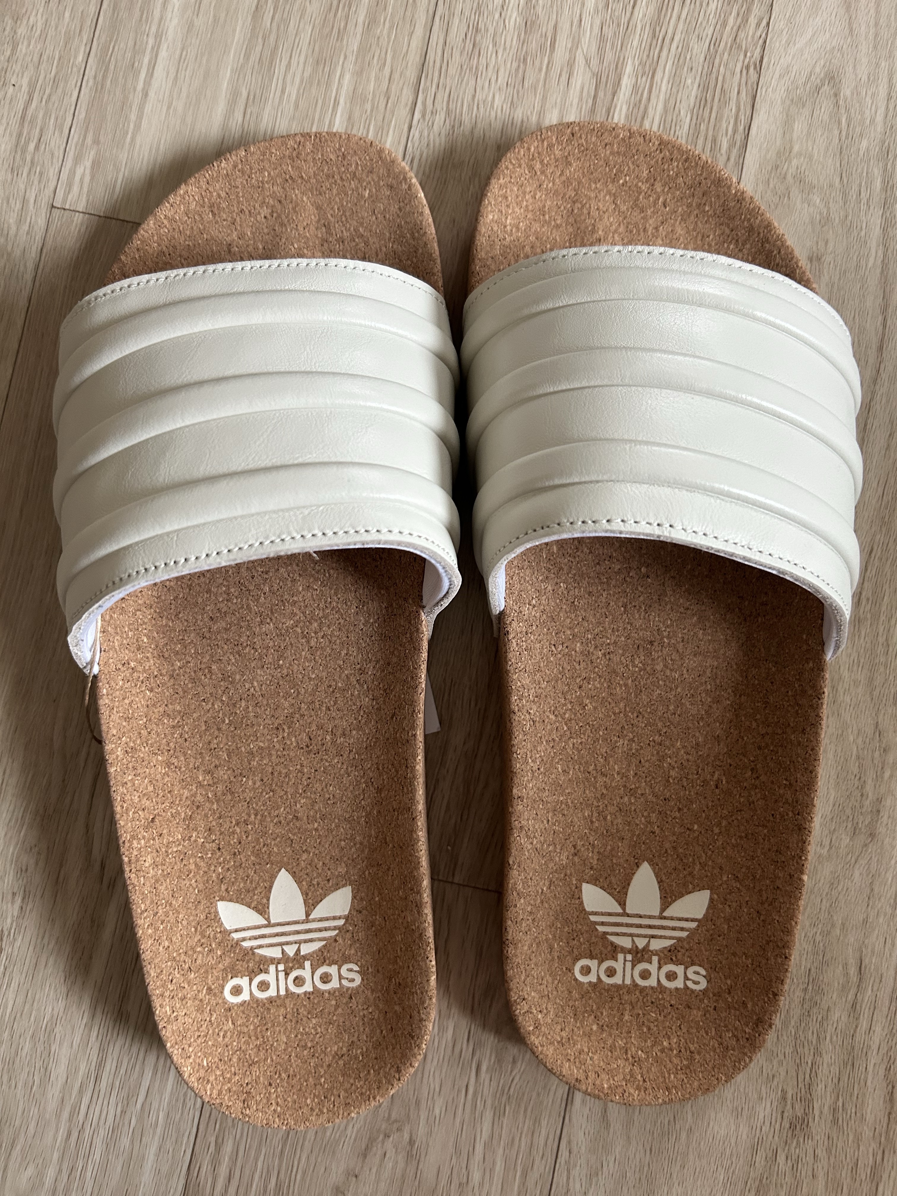 Adidas Adilette Premium Slide Aluminium 착용 스타일