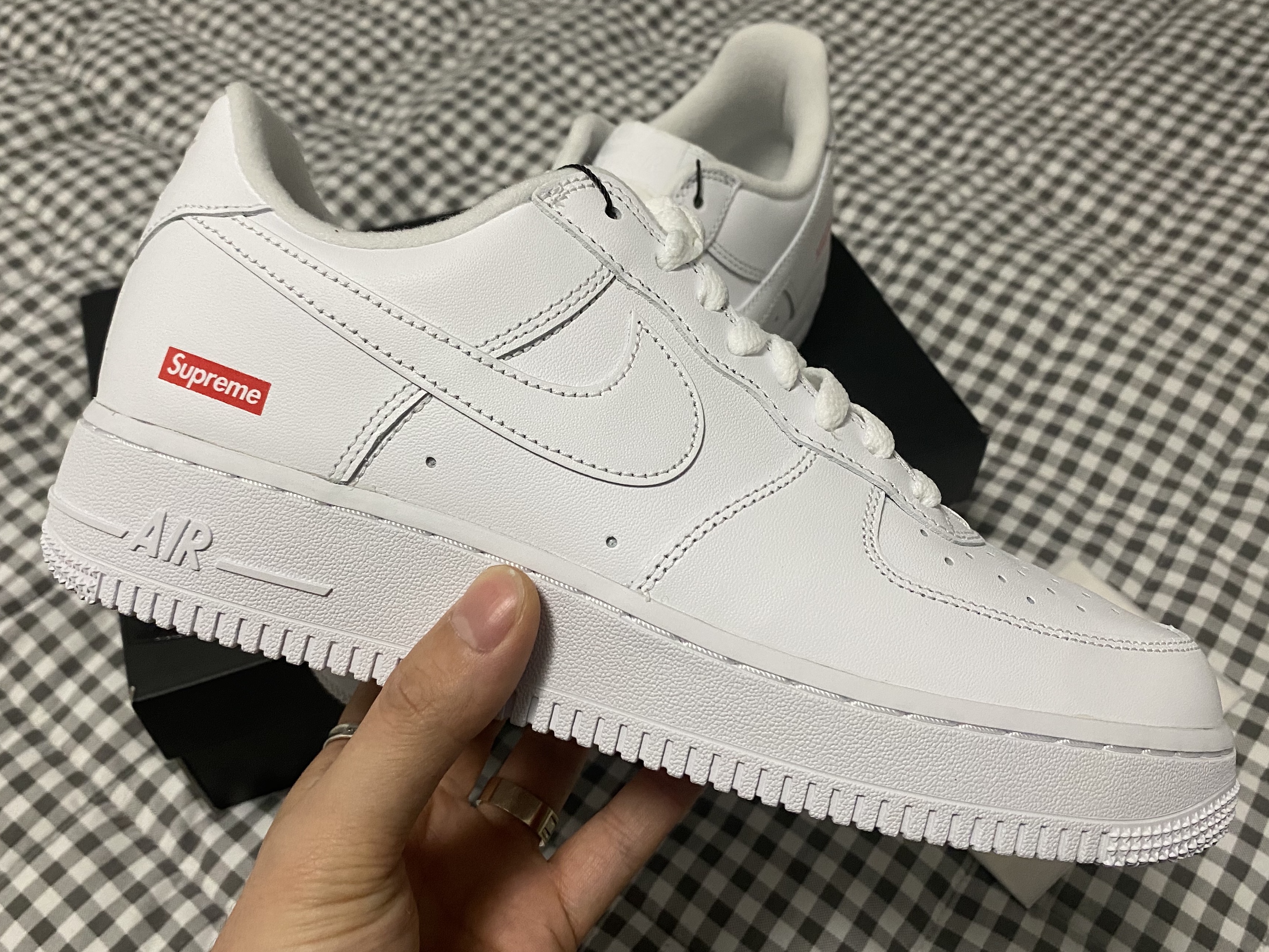 Nike x Supreme Air Force 1 Low White 착용 스타일