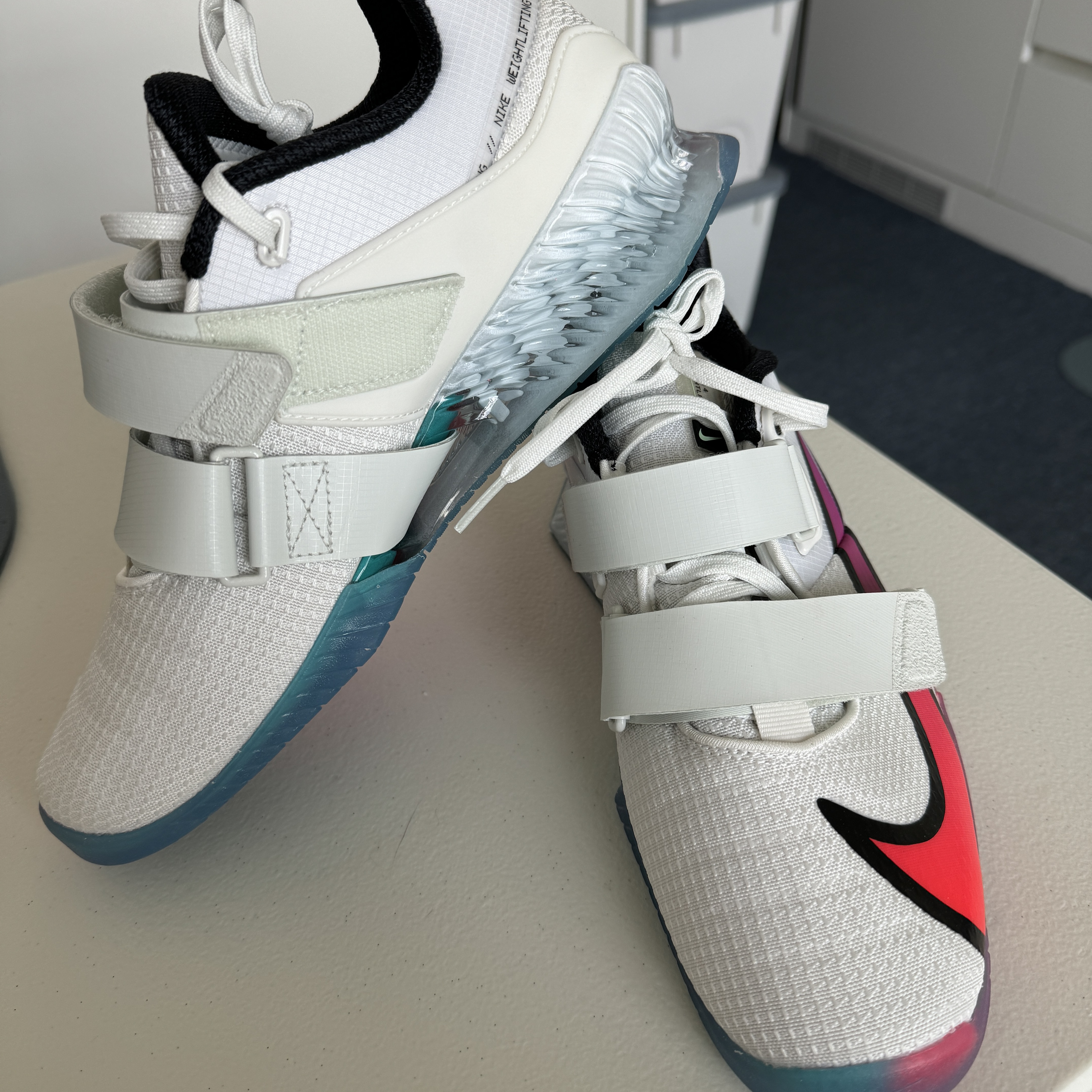 Nike Romaleos 4 SE Pale Ivory Flash Crimson 착용 스타일