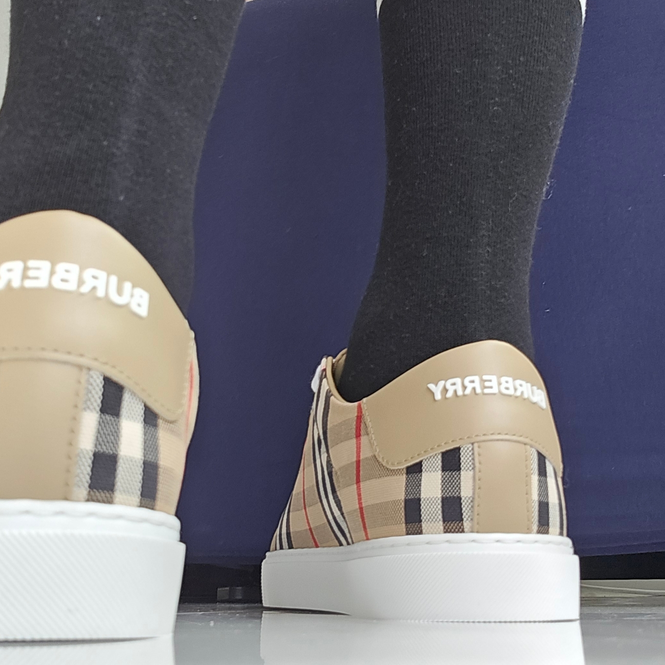 (W) Burberry Vintage Check and Leather Sneakers Archive Beige 착용 스타일 - 3