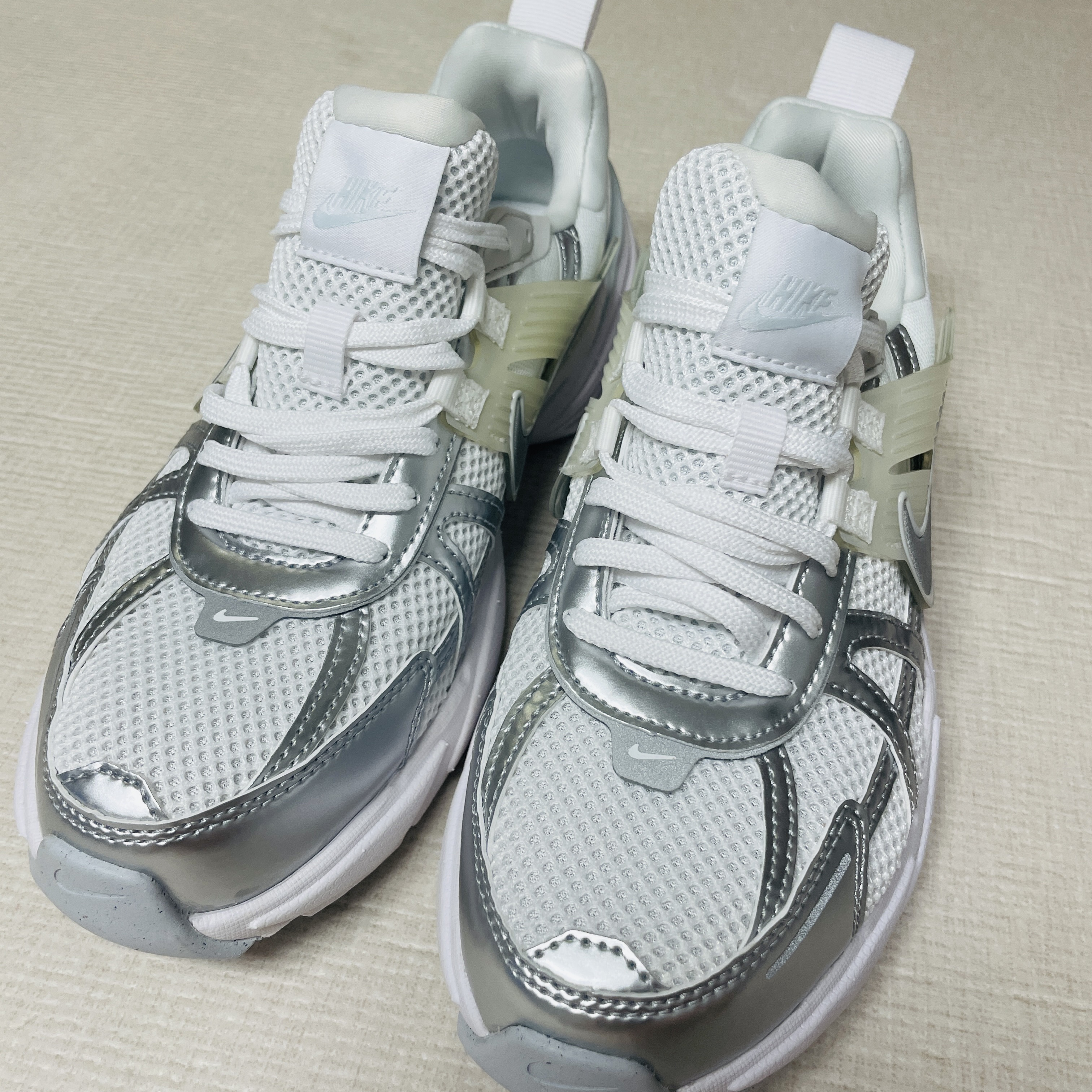 Nike V2K Run Metallic Silver White 착용 스타일 - 1